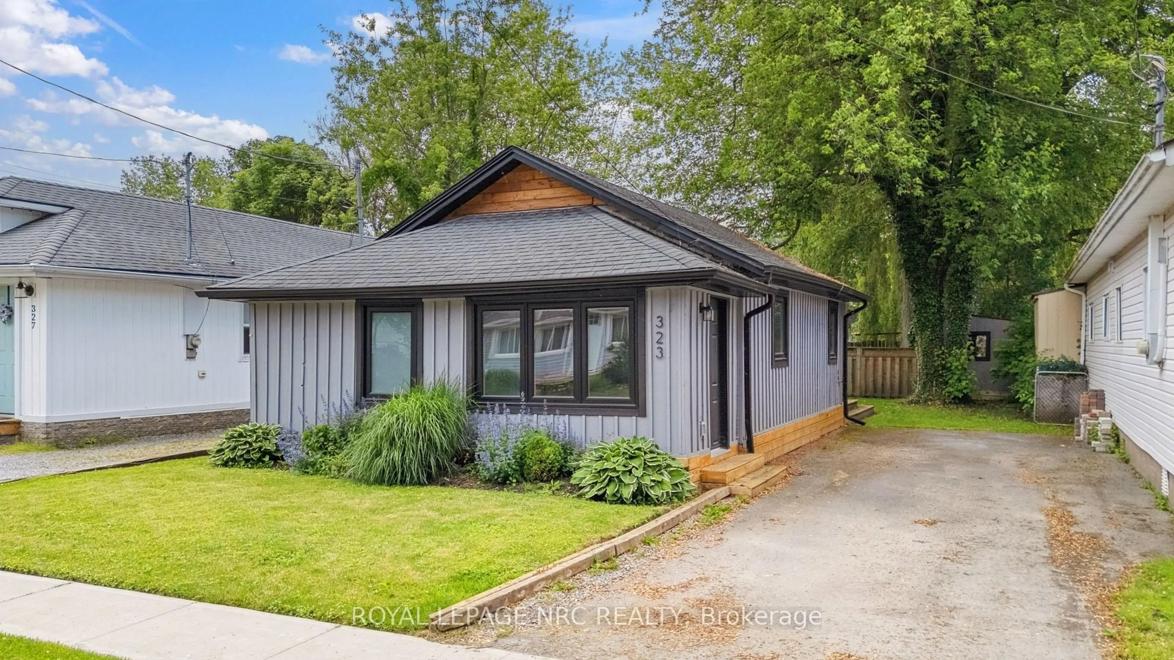 Home with vinyl exterior material, street for 323 Oxford Ave, Fort Erie Ontario L0S 1B0