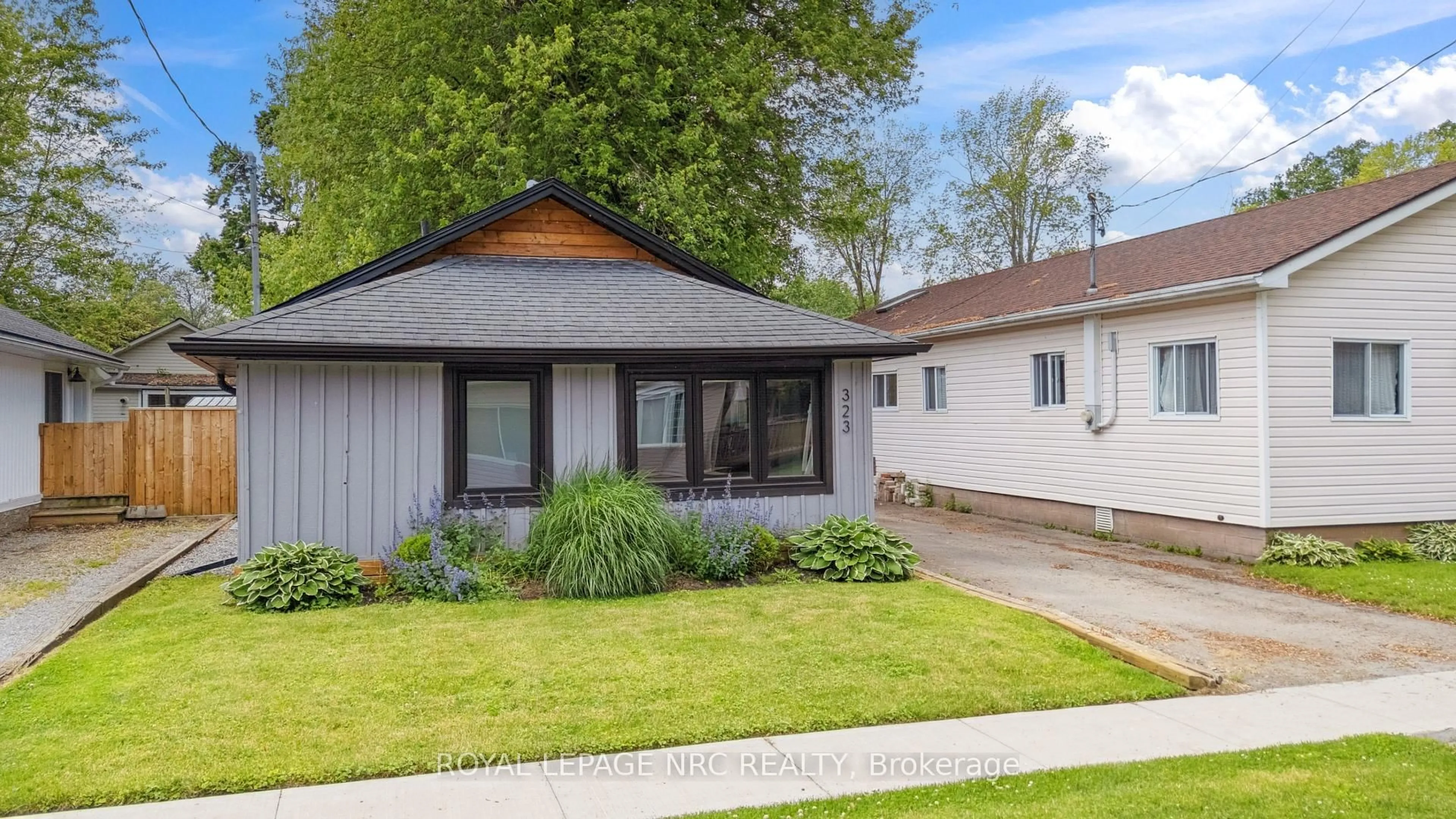 Home with vinyl exterior material, street for 323 Oxford Ave, Fort Erie Ontario L0S 1B0