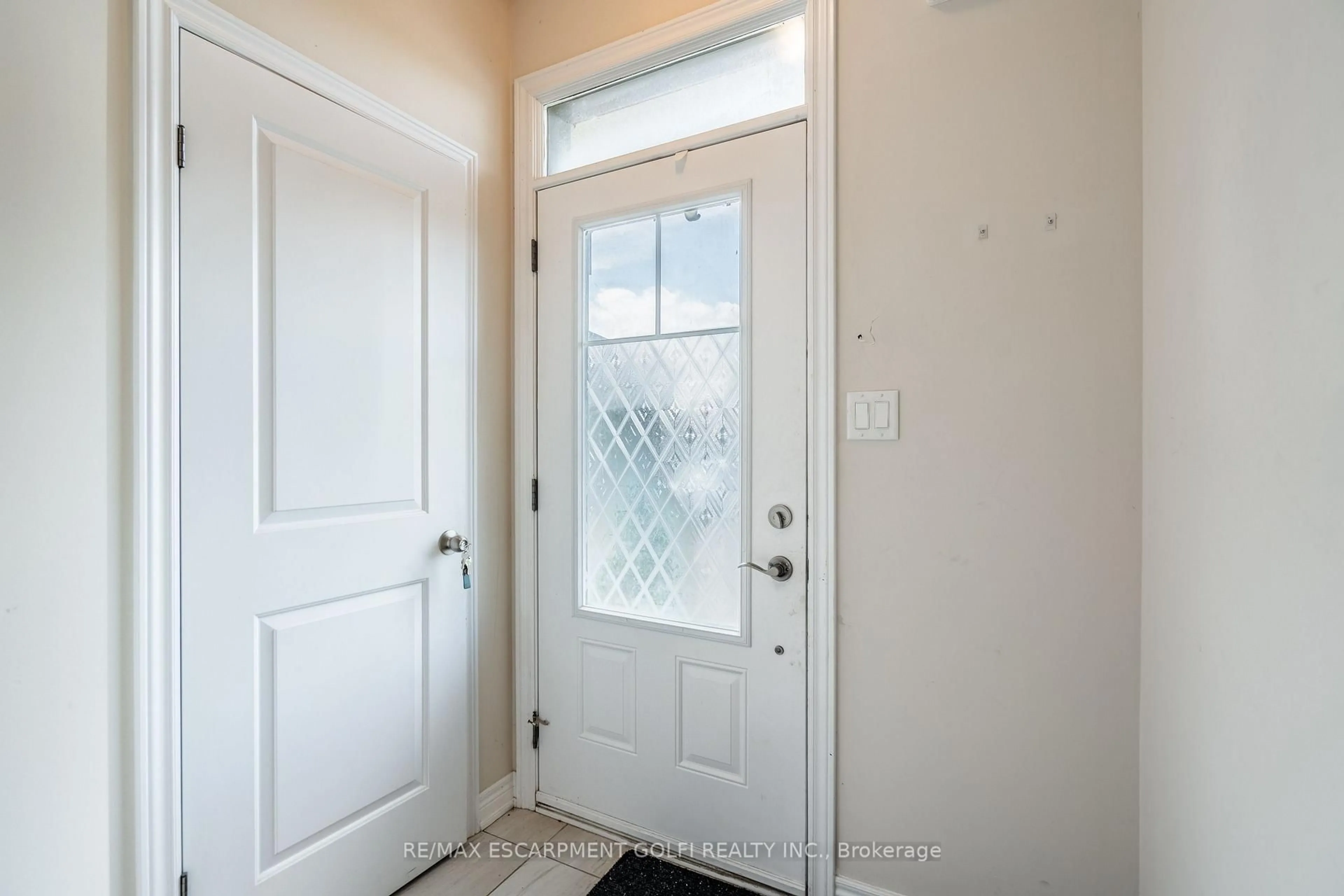 Indoor entryway for 98 SHOREVIEW Pl #40, Hamilton Ontario L8E 0J4