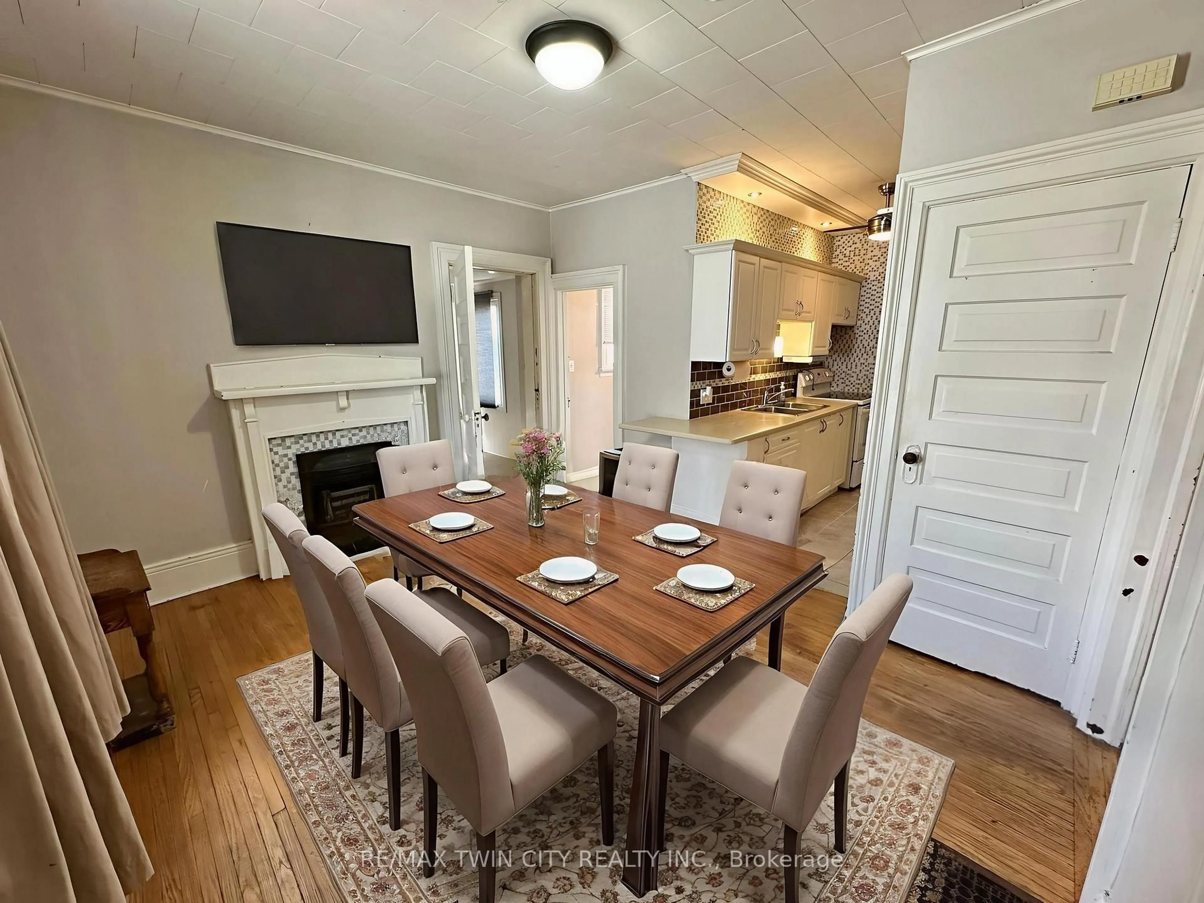 Dining room, wood/laminate floor for 19 Brighton Ave, Brant Ontario N3S 1V6