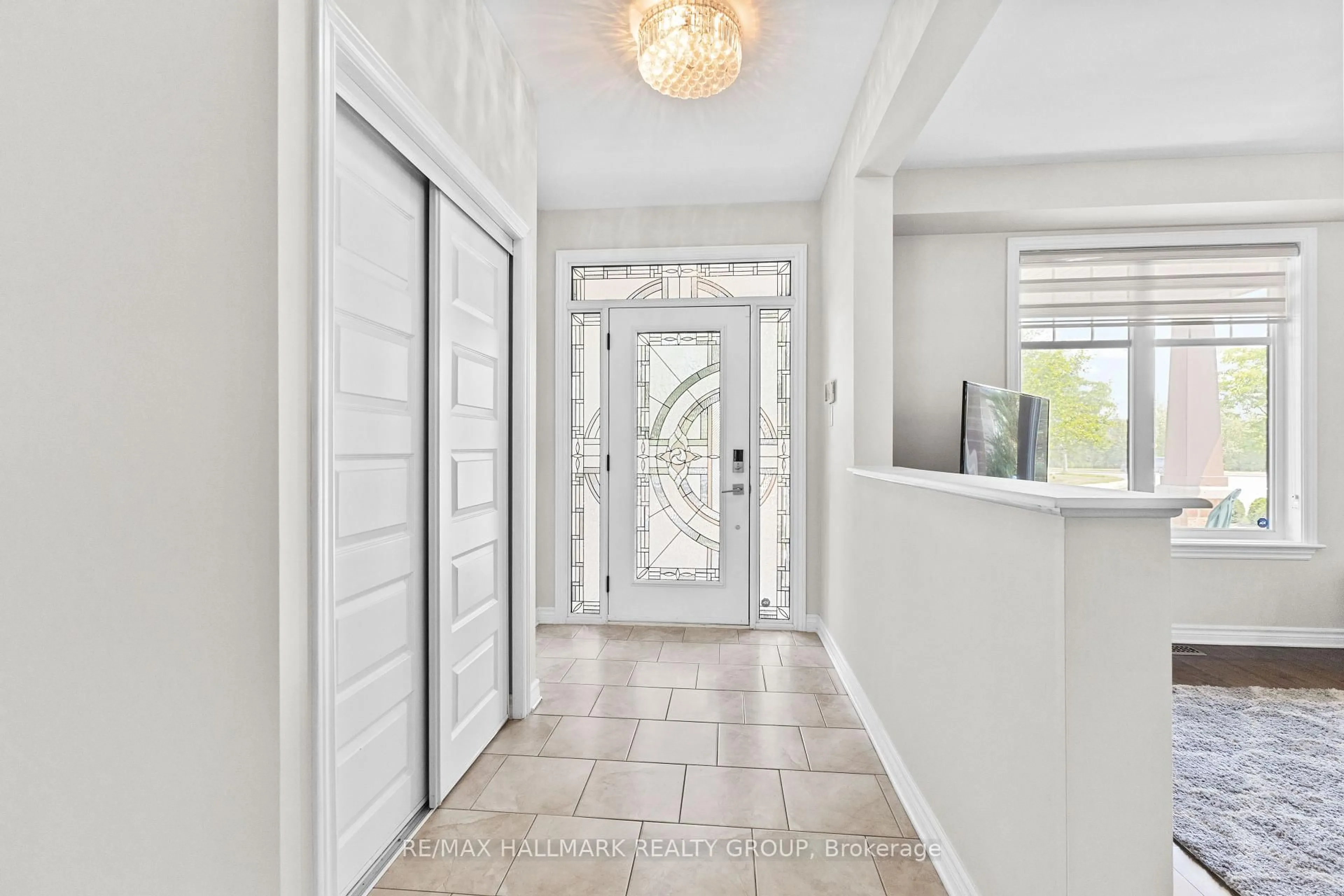 Indoor entryway for 112 Gracewood Cres, Ottawa Ontario K1T 0J5