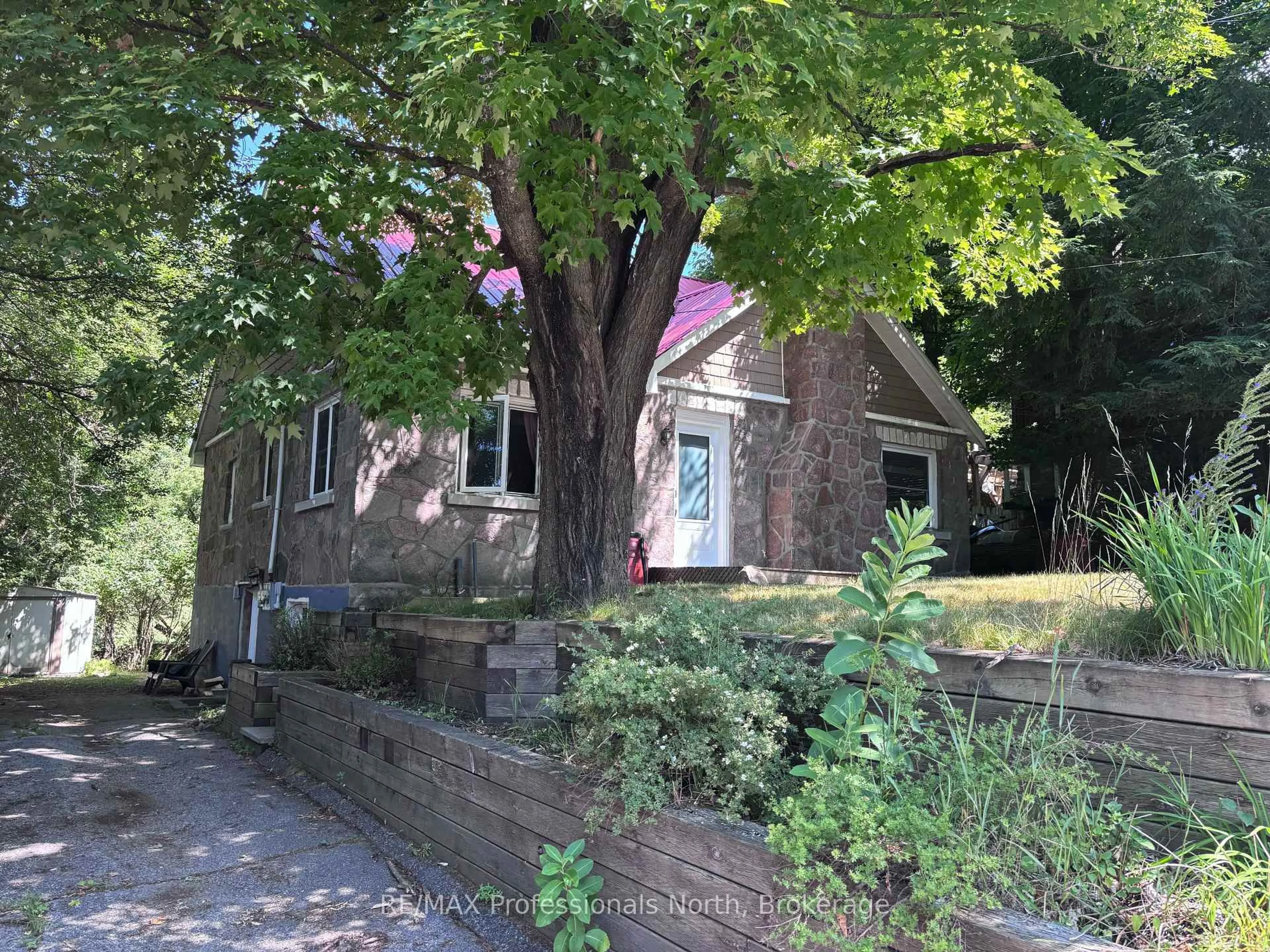 A pic from outside/outdoor area/front of a property/back of a property/a pic from drone, street for 259 Highland St, Dysart et al Ontario K0M 1S0