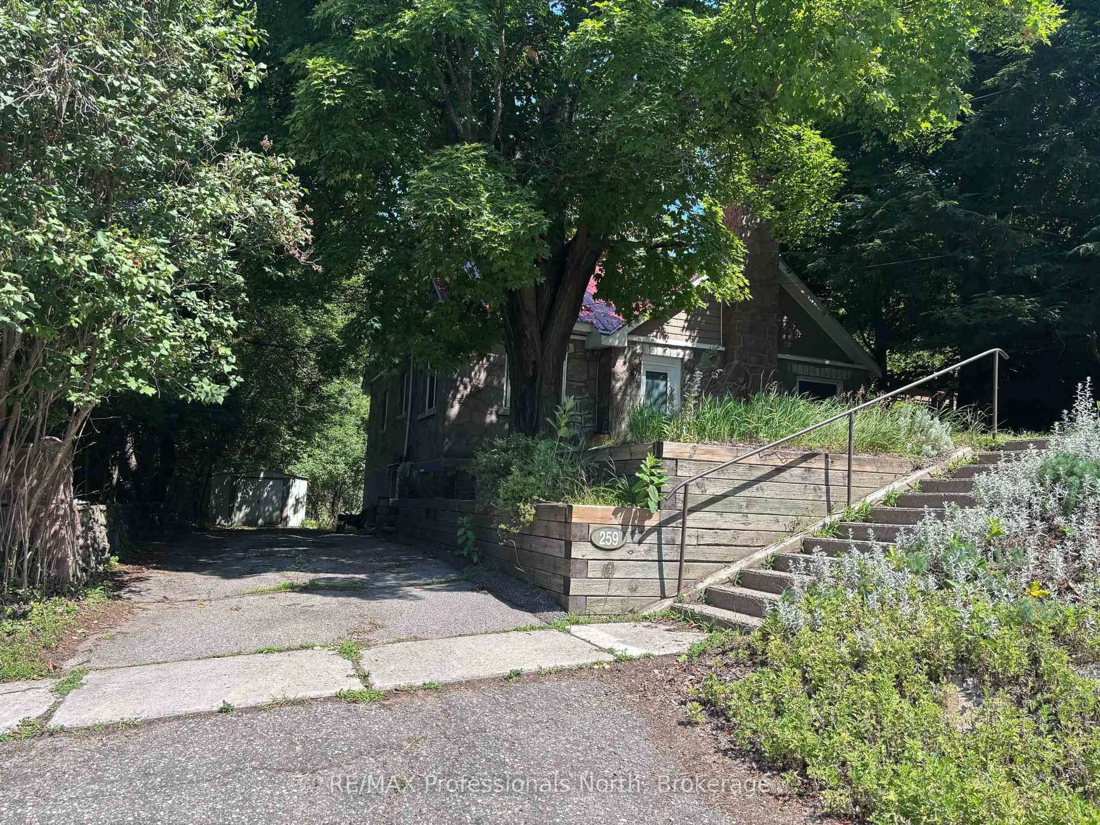 A pic from outside/outdoor area/front of a property/back of a property/a pic from drone, street for 259 Highland St, Dysart et al Ontario K0M 1S0