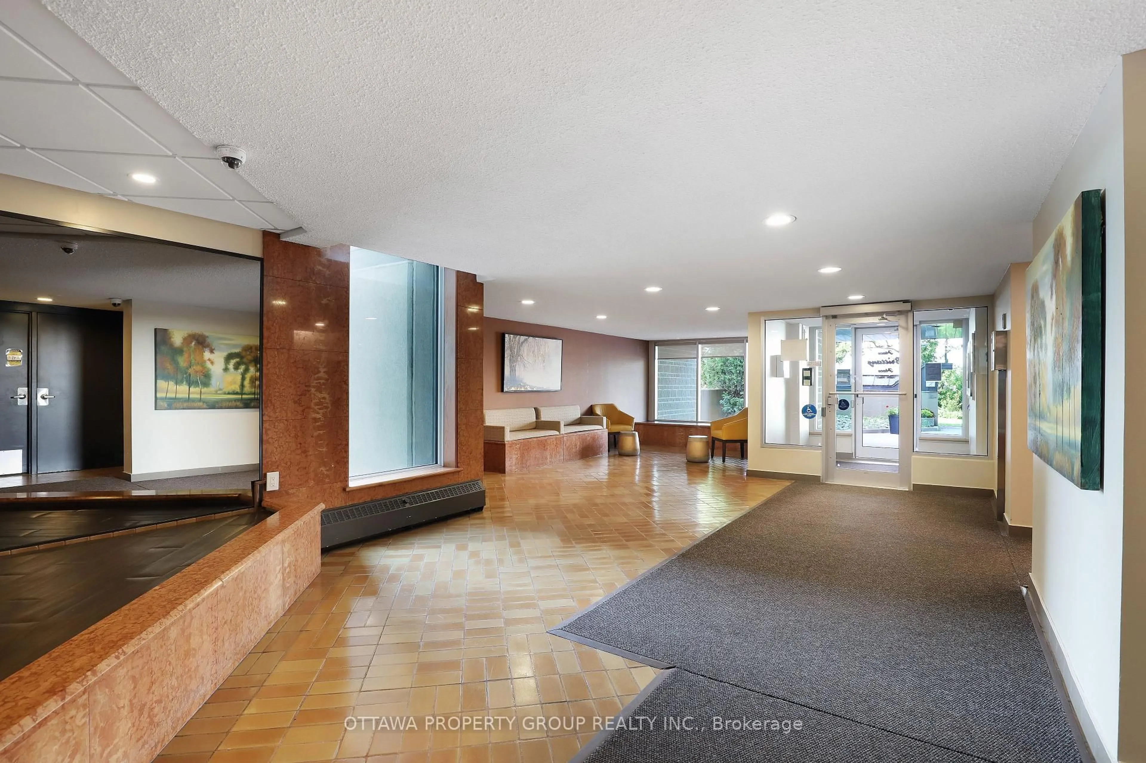 Indoor foyer for 555 Brittany Dr #913, Ottawa Ontario K1K 4C5