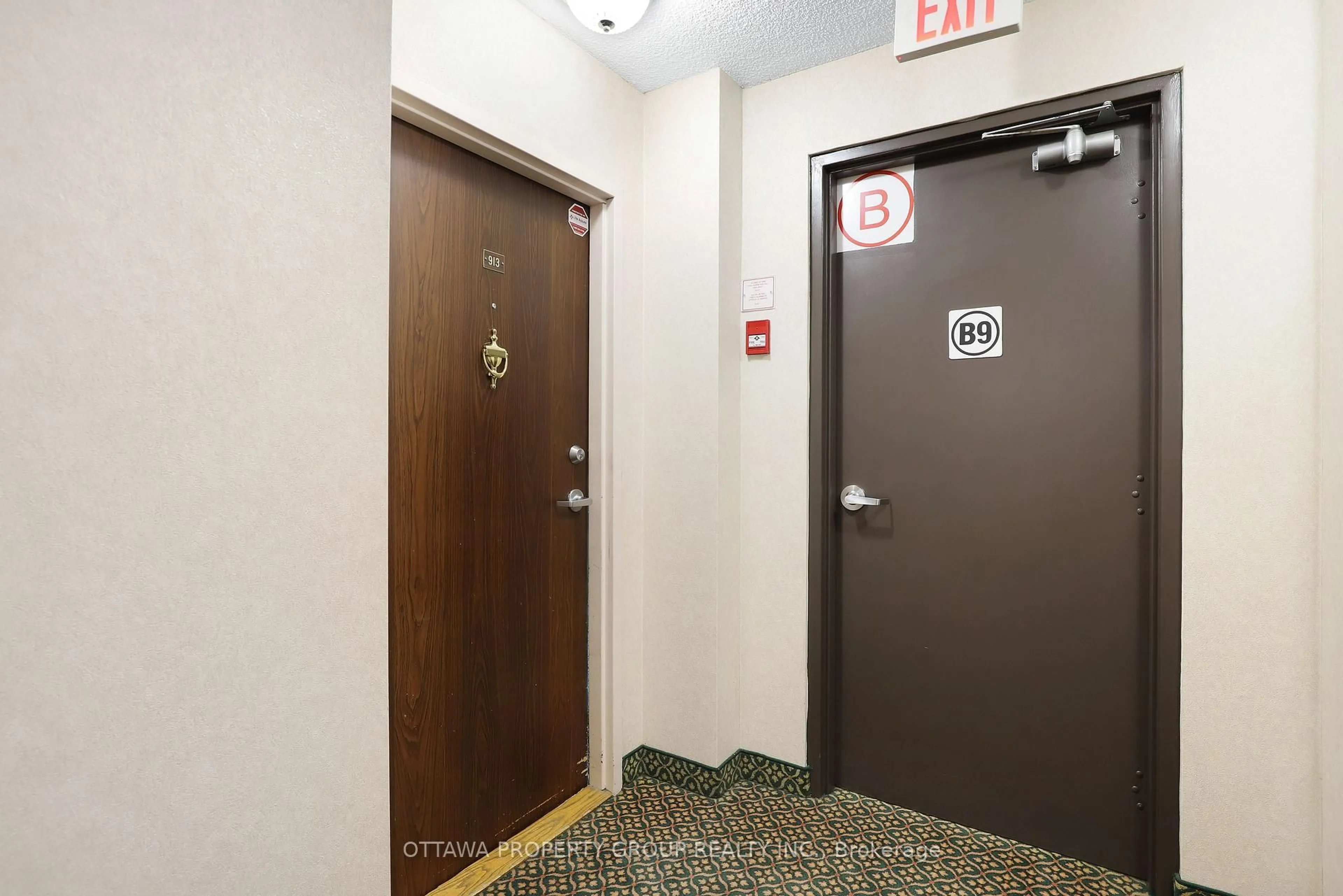 Indoor foyer for 555 Brittany Dr #913, Ottawa Ontario K1K 4C5