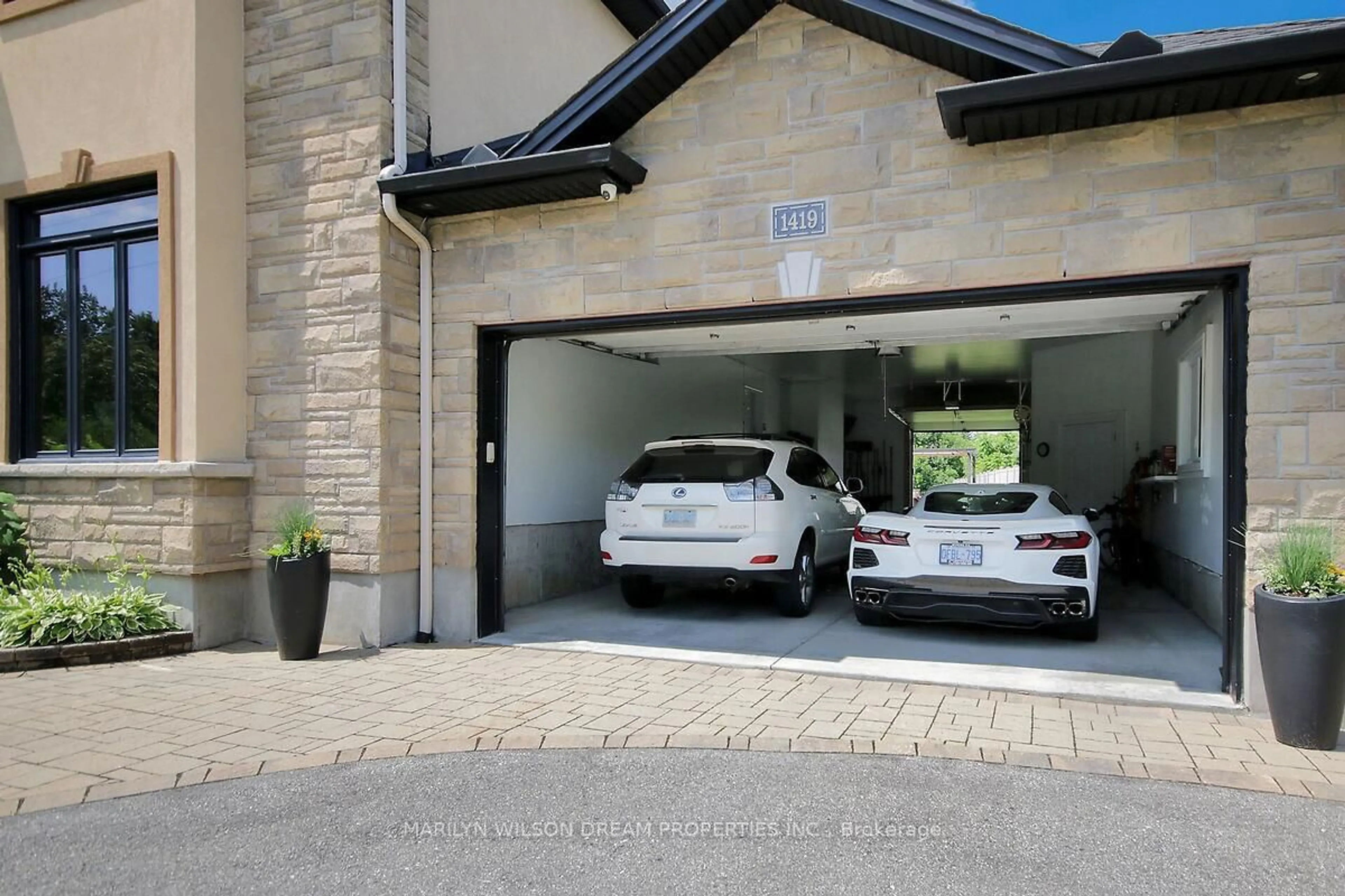 Indoor garage for 1419 Balmoral Dr, Ottawa Ontario K1V 1E2