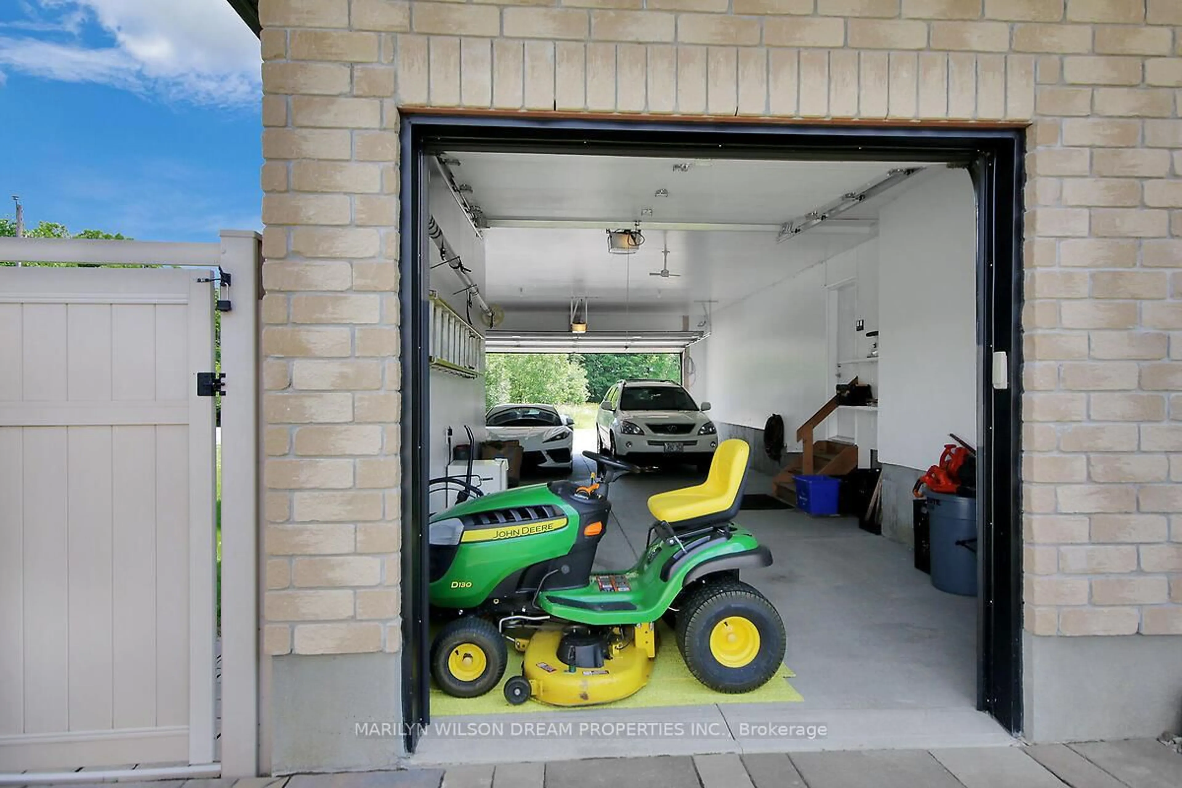 Indoor garage for 1419 Balmoral Dr, Ottawa Ontario K1V 1E2