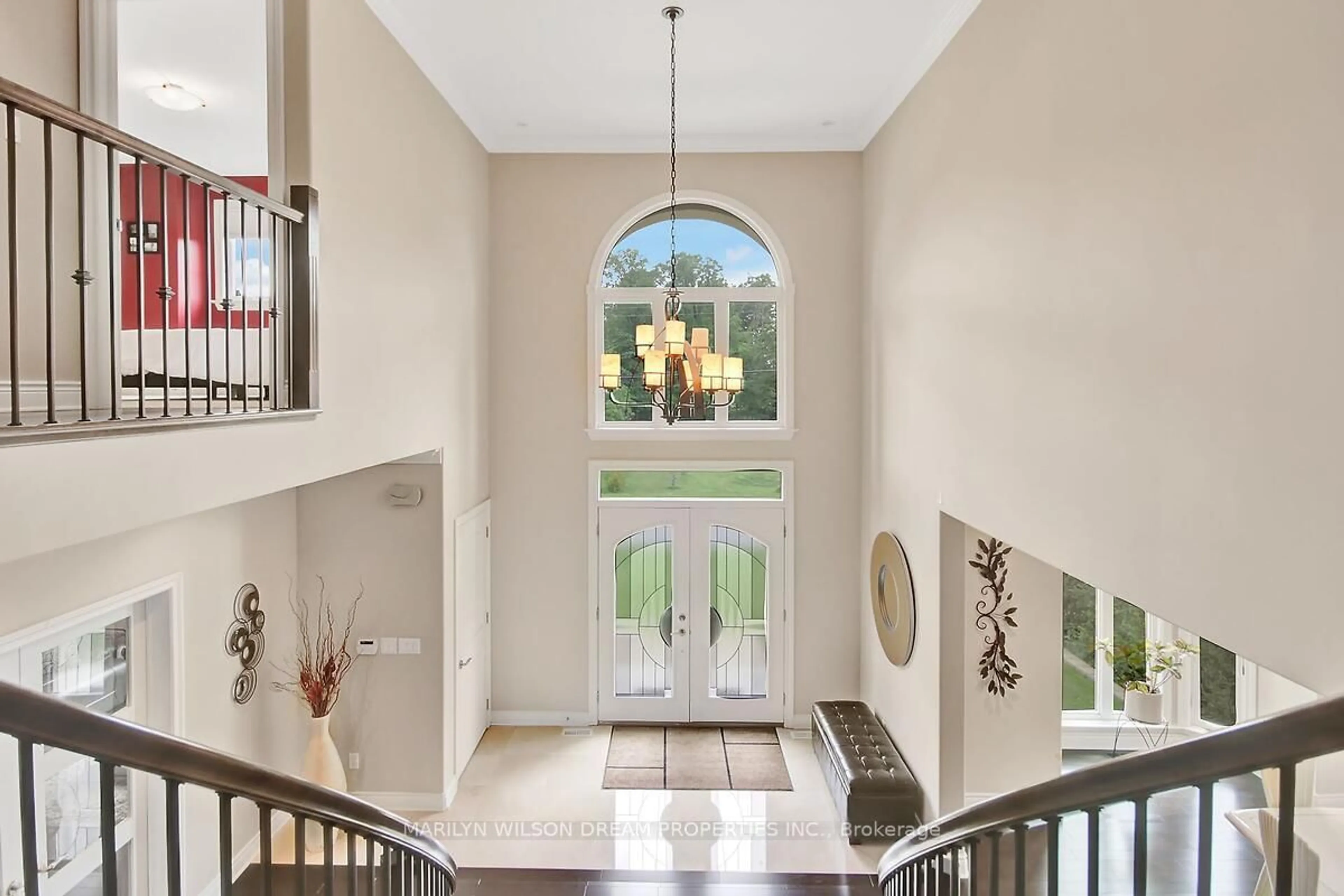 Indoor entryway for 1419 Balmoral Dr, Ottawa Ontario K1V 1E2