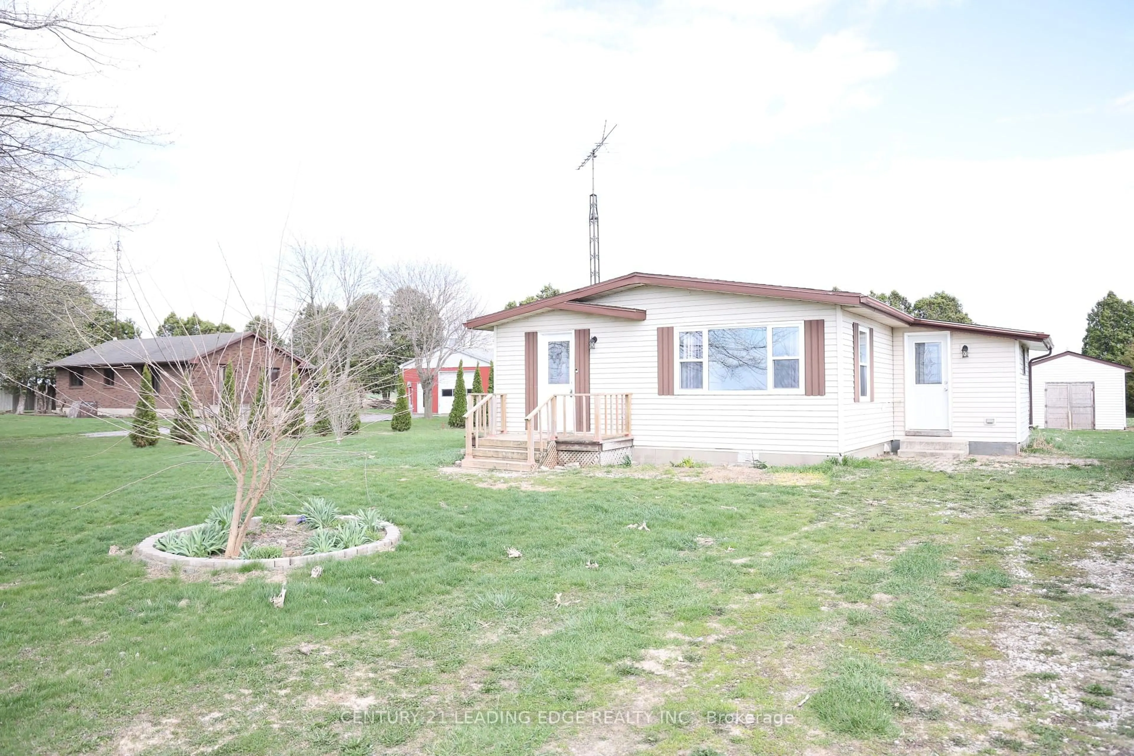 A pic from outside/outdoor area/front of a property/back of a property/a pic from drone, building for 29133 Centre Sdrd, Chatham-Kent Ontario N0P 2M0
