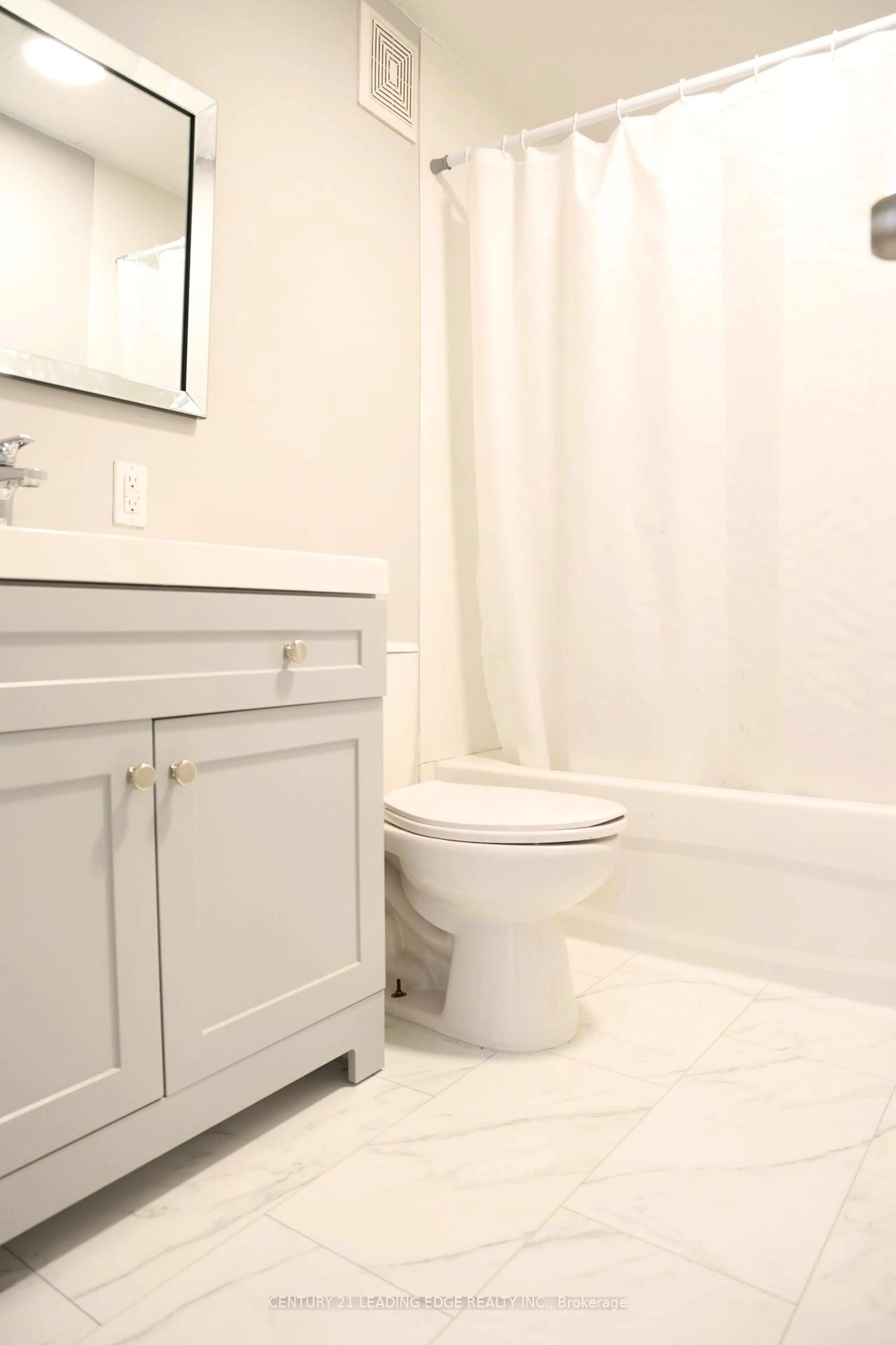 Standard bathroom, ceramic/tile floor for 29133 Centre Sdrd, Chatham-Kent Ontario N0P 2M0
