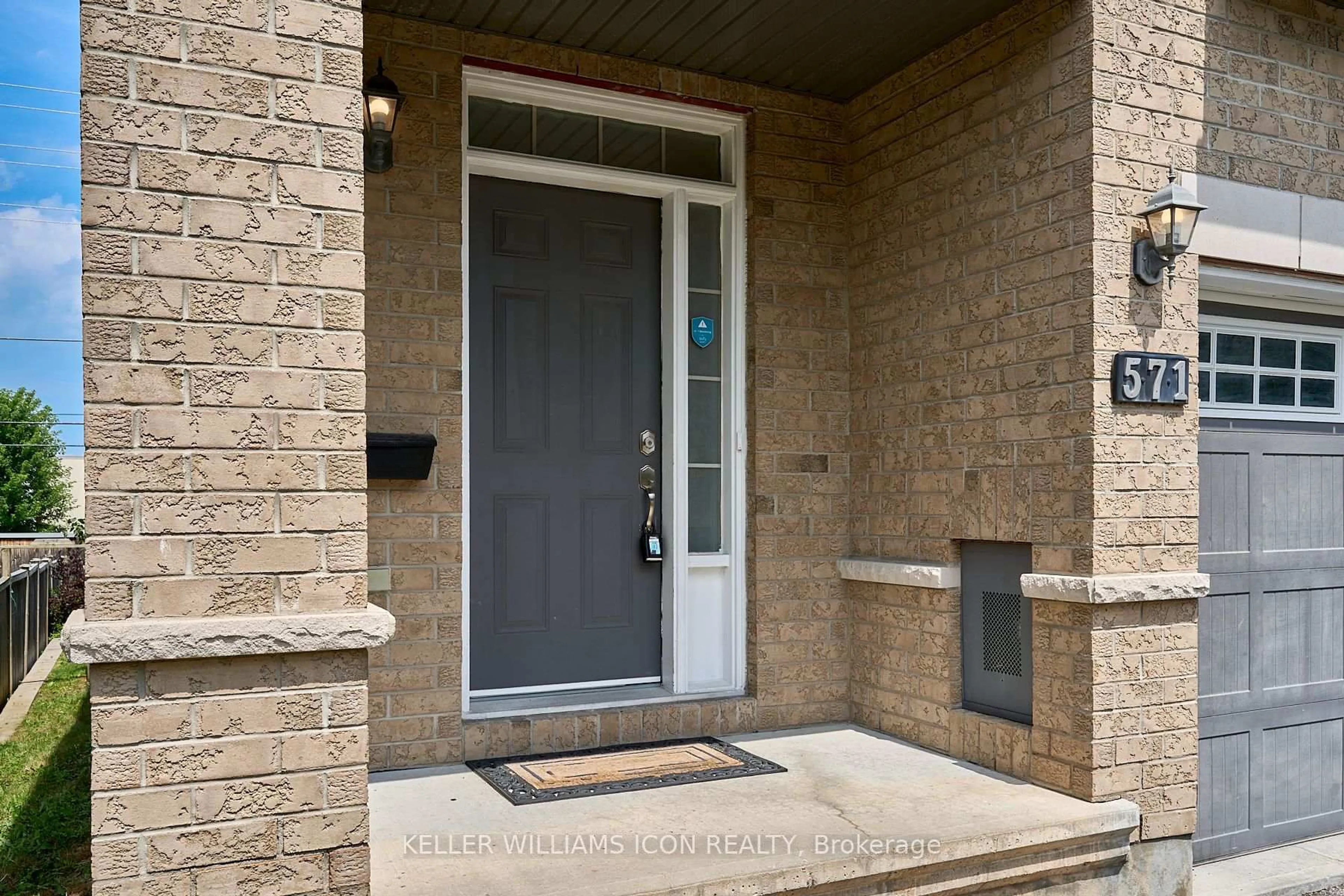 Indoor entryway for 571 Remnor Ave, Ottawa Ontario K2T 0A5