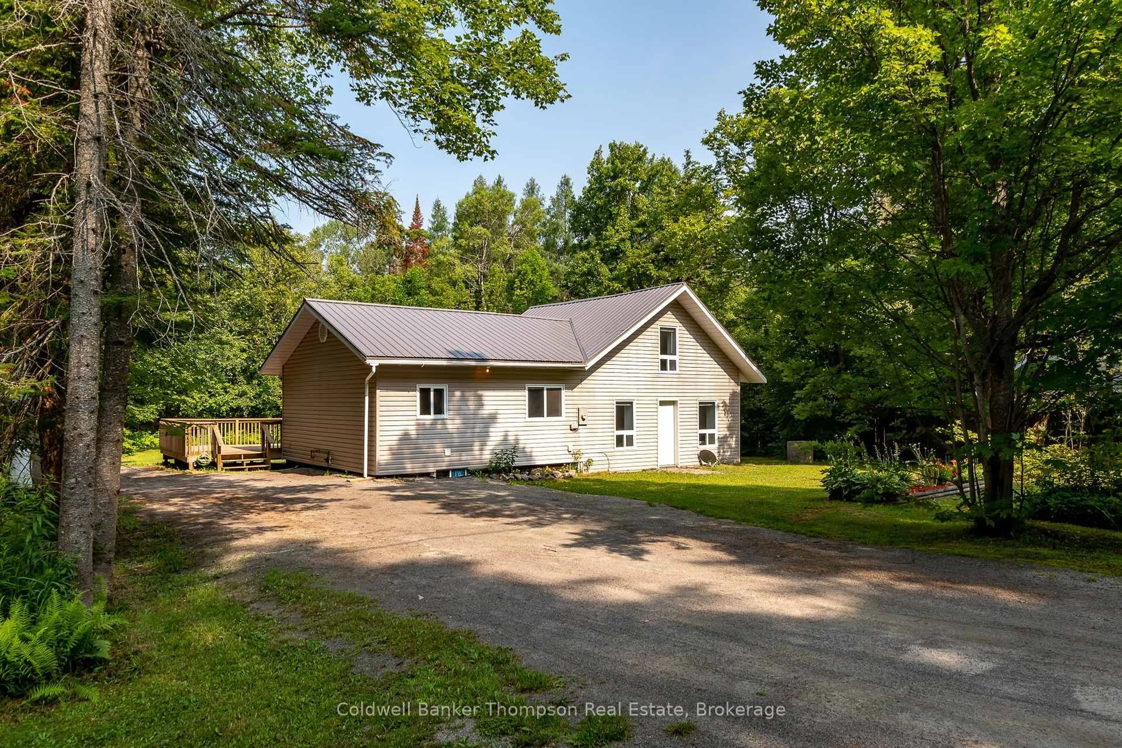 A pic from outside/outdoor area/front of a property/back of a property/a pic from drone, unknown for 1980 Lone Pine Dr, Huntsville Ontario P0B 1L0