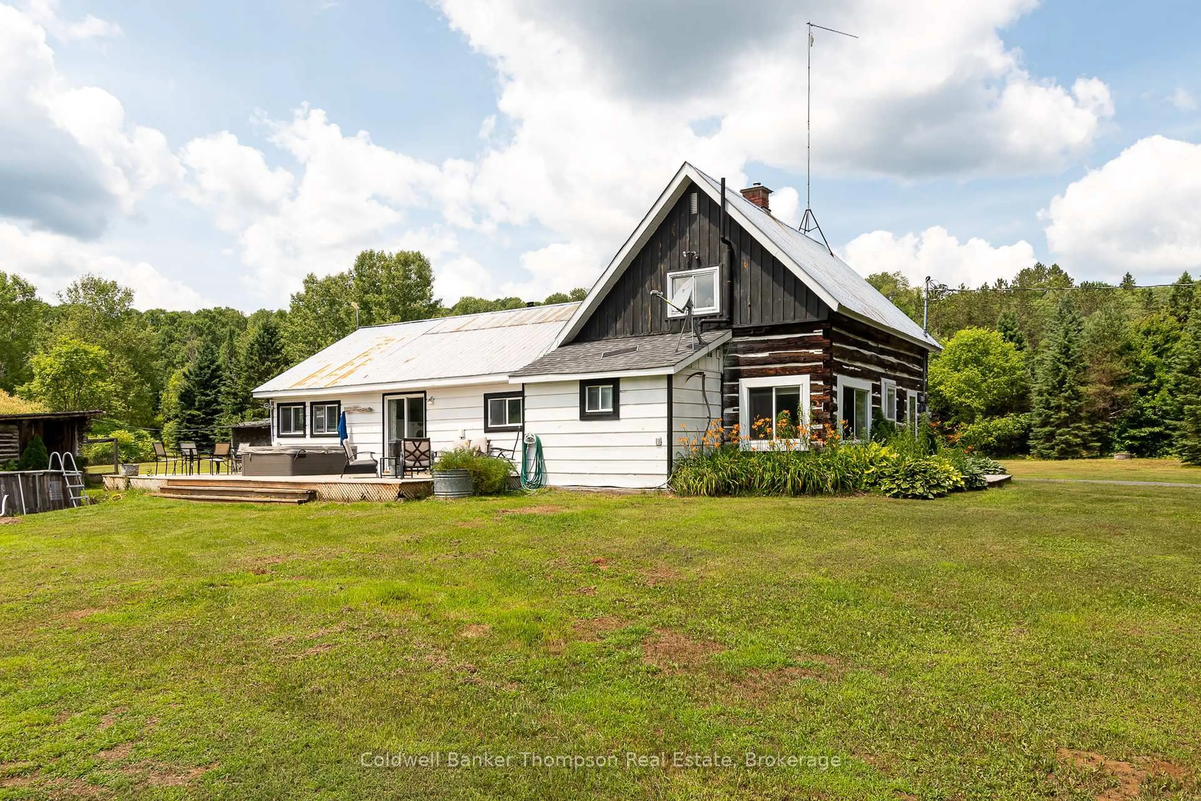 A pic from outside/outdoor area/front of a property/back of a property/a pic from drone, building for 1516 Williamsport Rd, Huntsville Ontario P1H 2J4