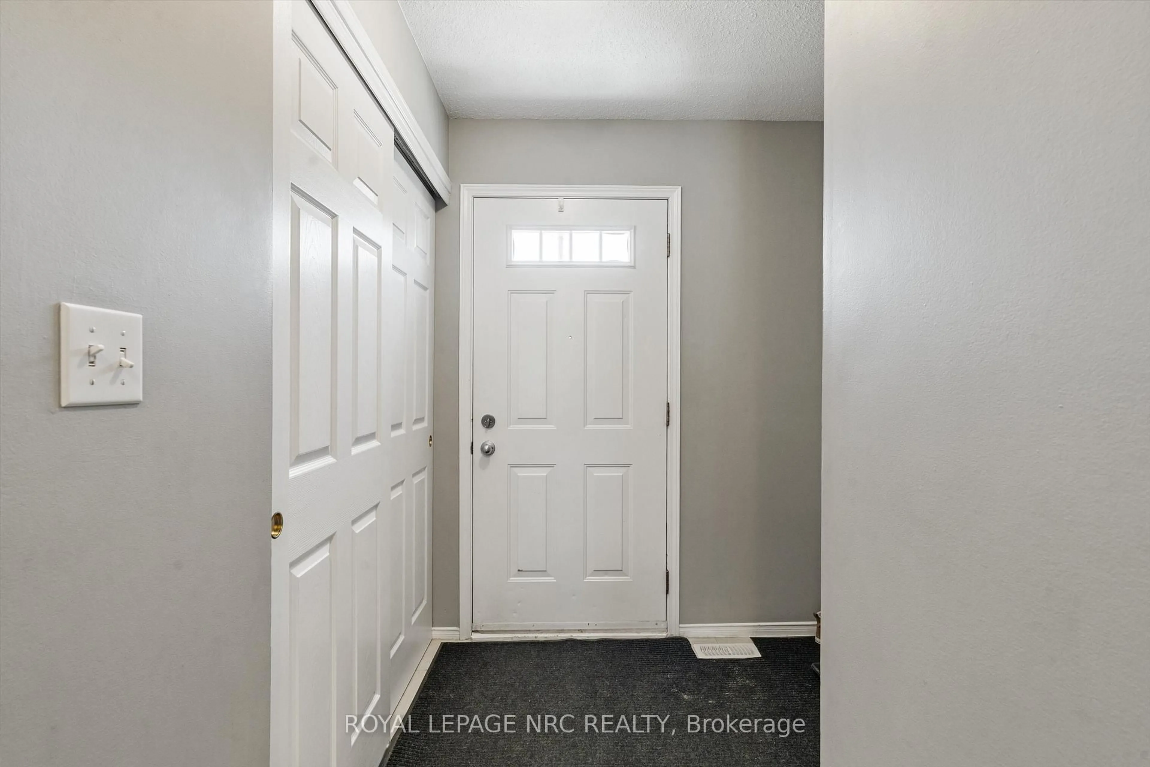 Indoor entryway for 65 Dorchester Blvd #15, St. Catharines Ontario L2M 7T3