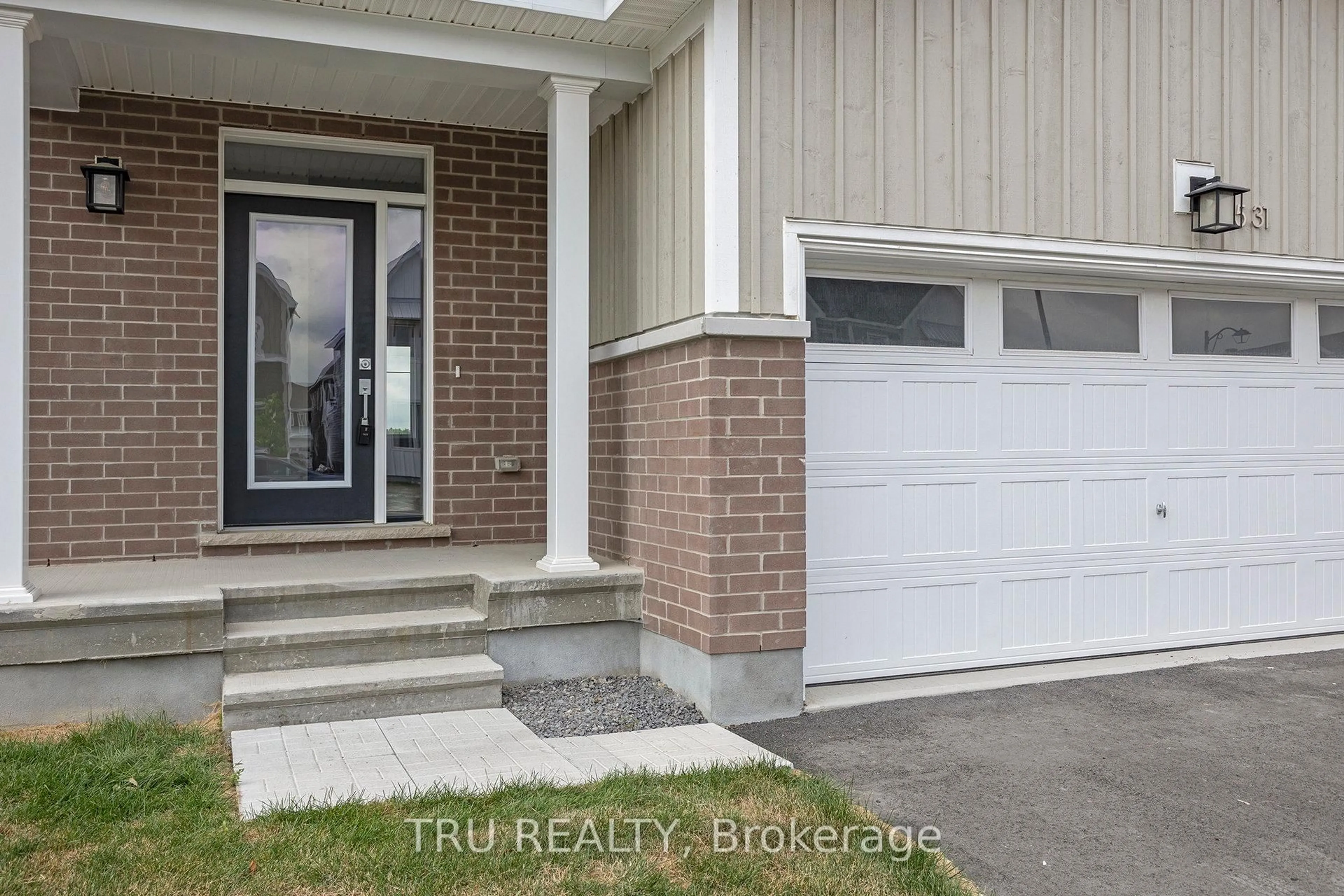 Indoor entryway for 531 Oldenburg Ave, Richmond Ontario K0A 2Z0