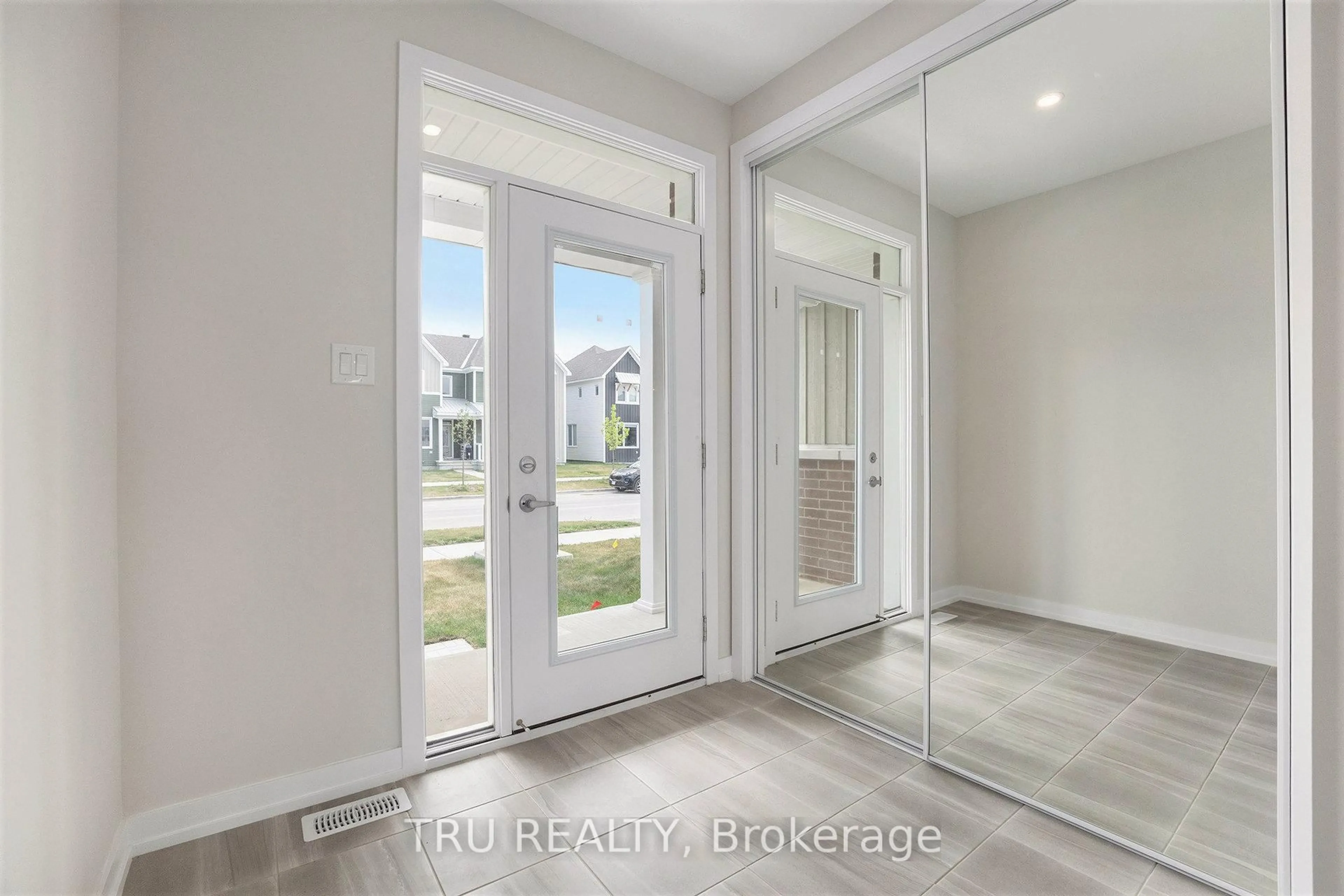 Indoor entryway for 531 Oldenburg Ave, Richmond Ontario K0A 2Z0