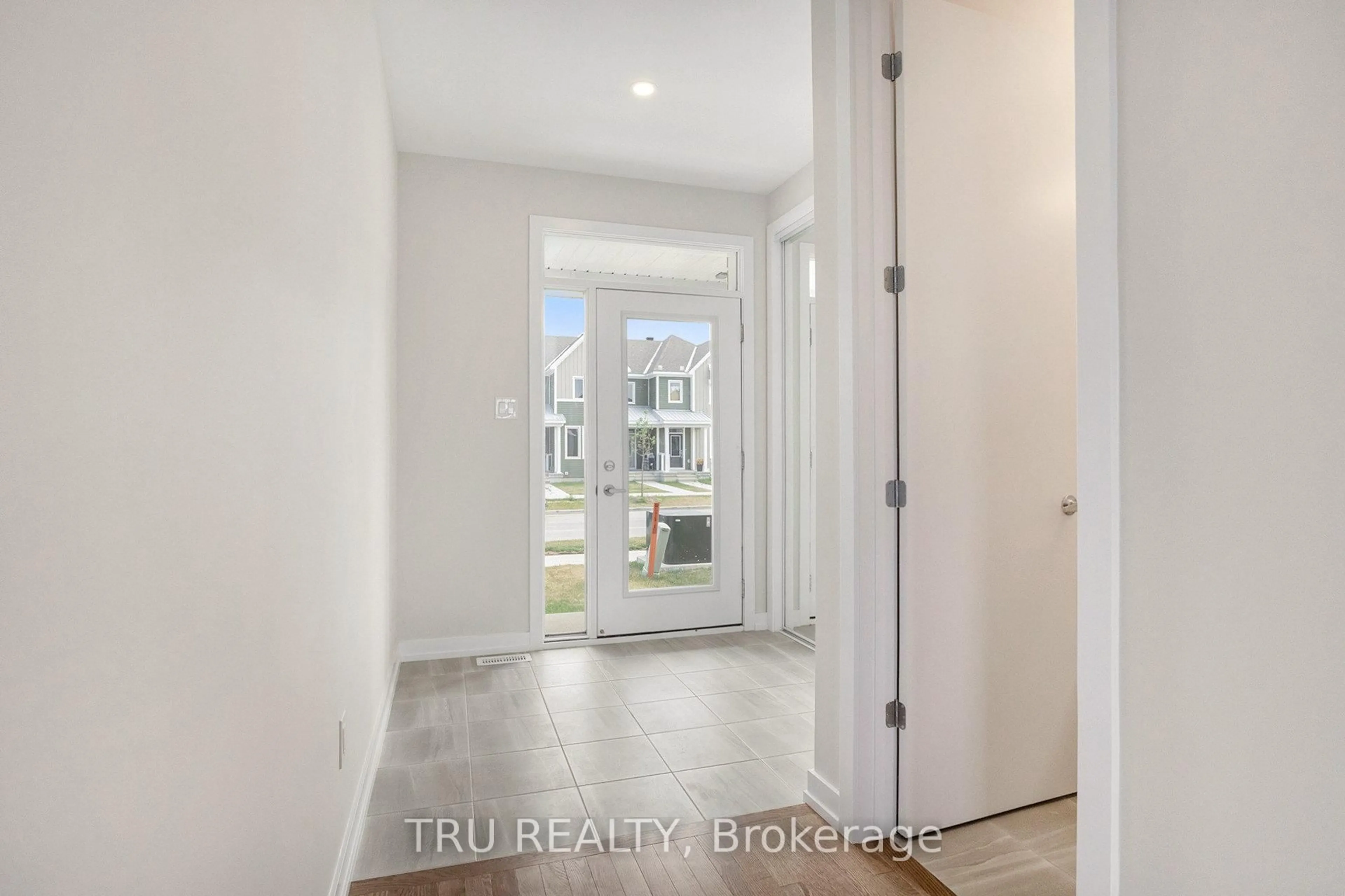Indoor entryway for 531 Oldenburg Ave, Richmond Ontario K0A 2Z0