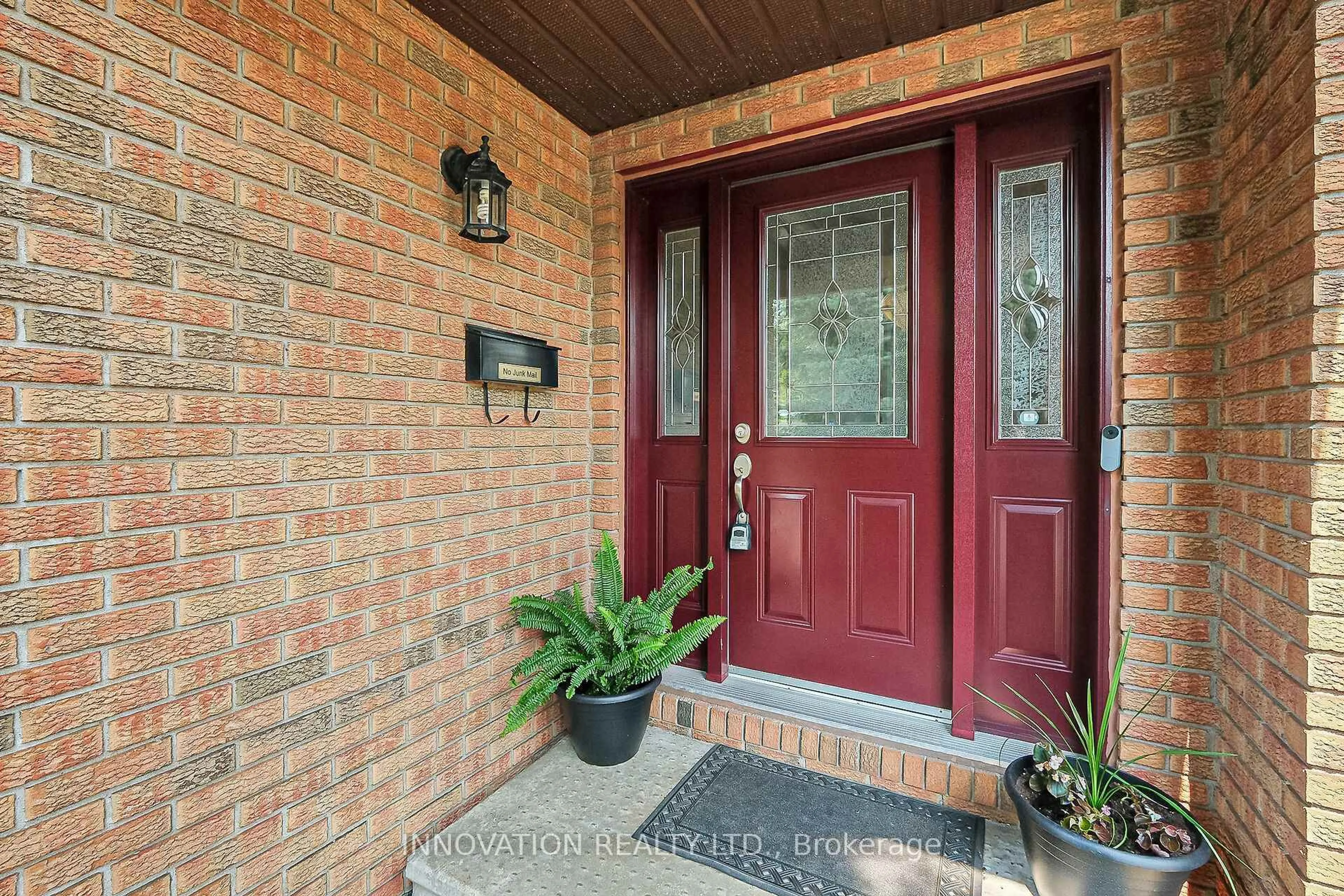 Indoor entryway for 54 Huntview Private #54, Ottawa Ontario K1V 0M5