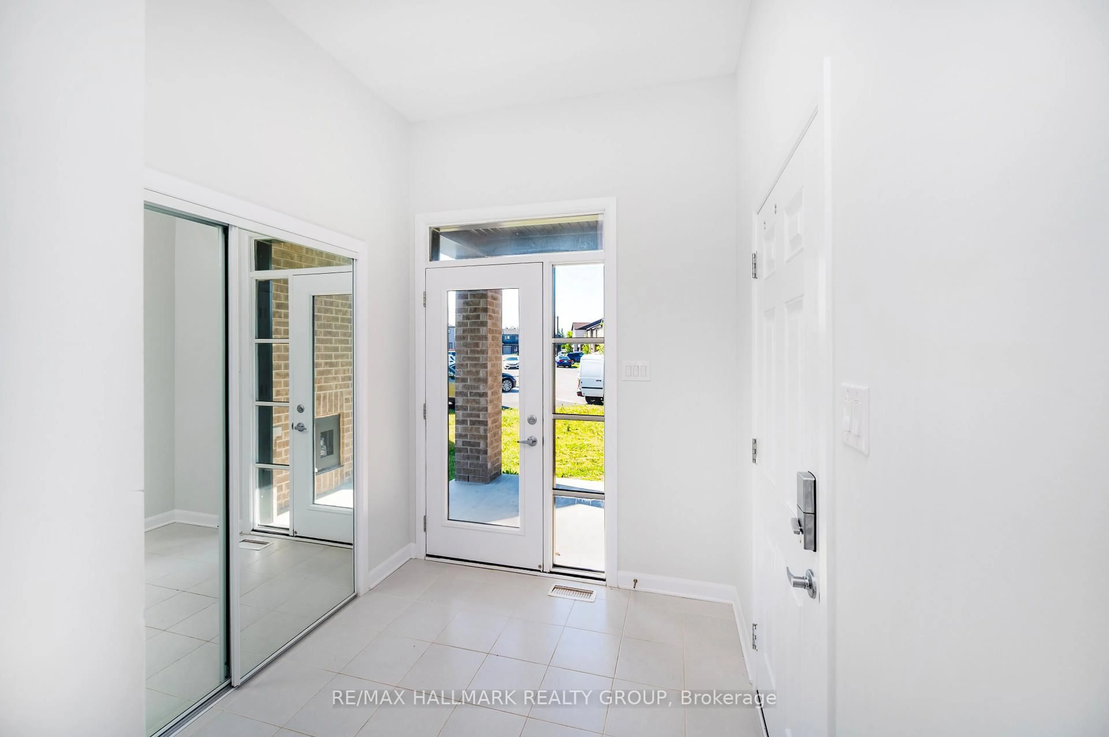 Indoor entryway for 315 Blossom Pass Terr, Ottawa Ontario K4A 5P1