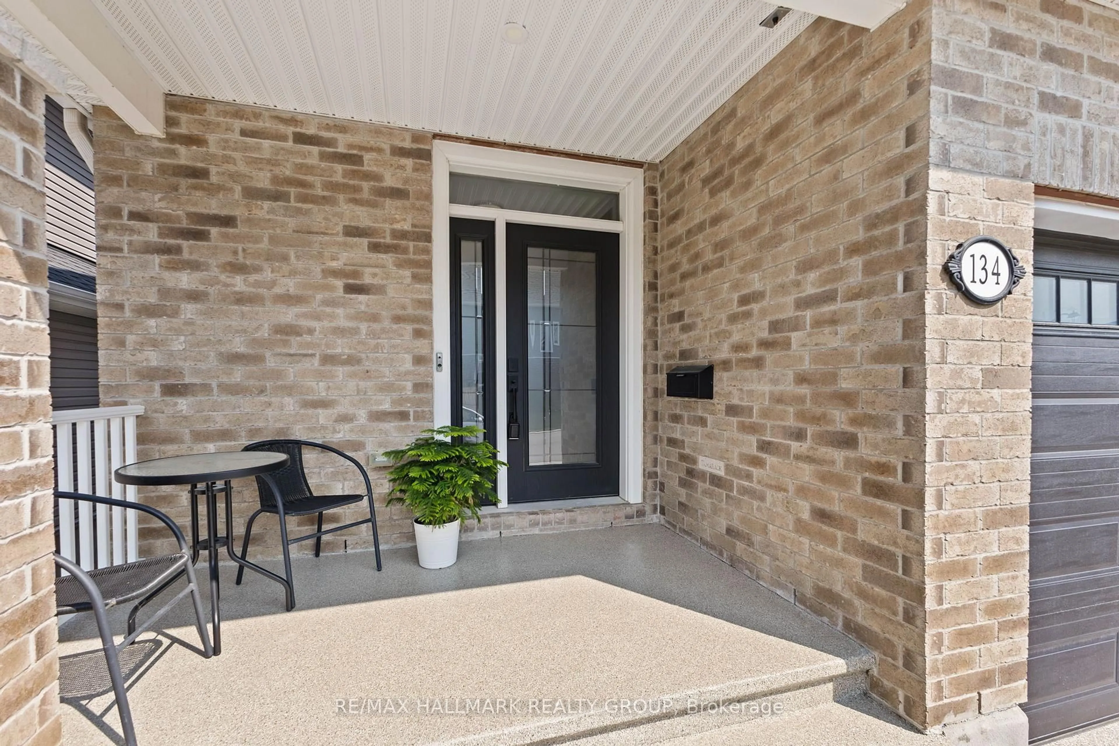 Indoor entryway for 134 Bonne Renommee Ave, Ottawa Ontario K4A 5J8