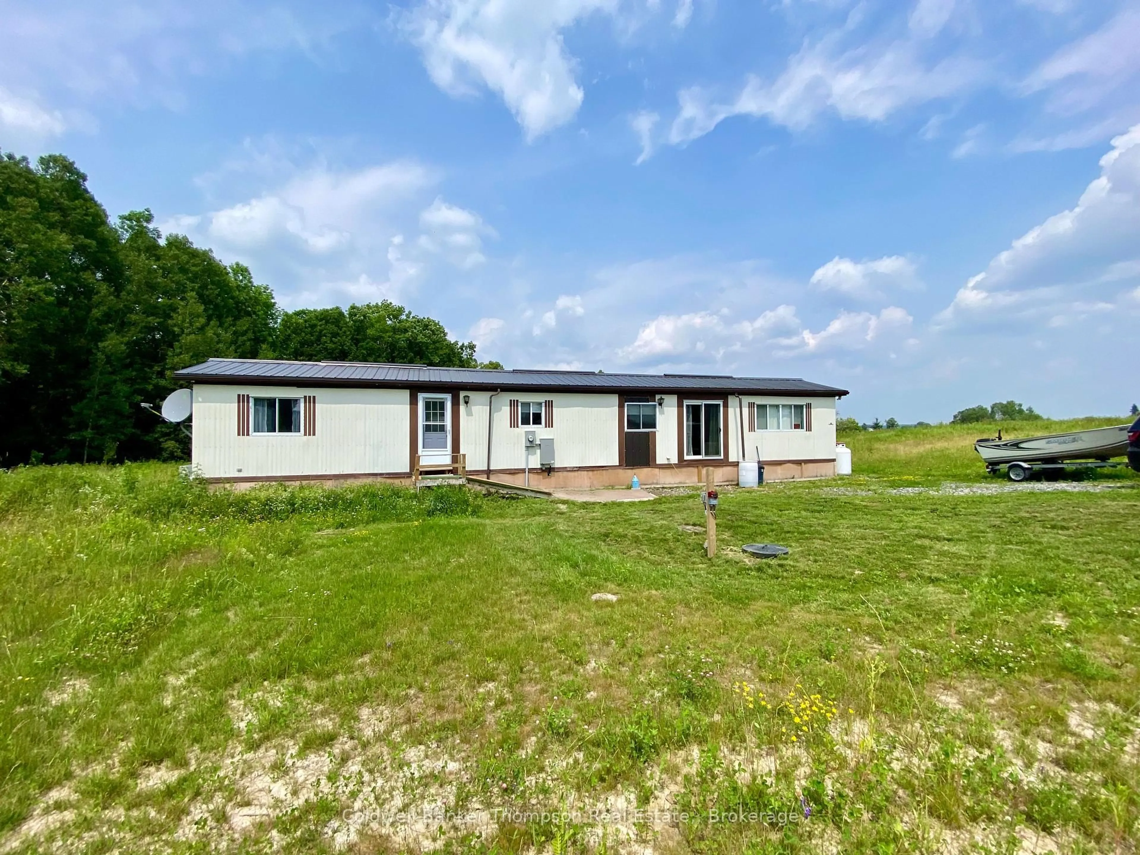 A pic from outside/outdoor area/front of a property/back of a property/a pic from drone, building for 28 HILLTOP Rd, Parry Sound Remote Area Ontario P0H 1A0