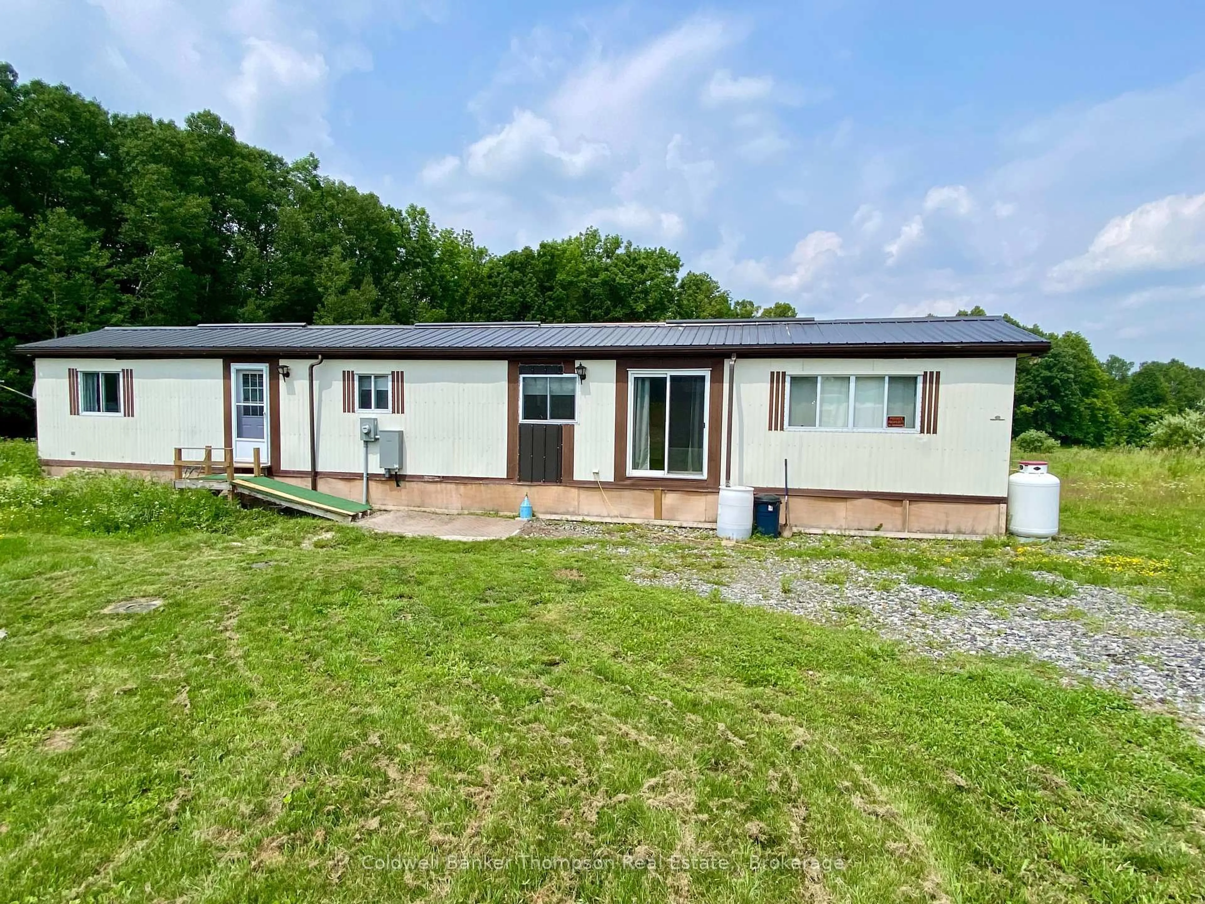 A pic from outside/outdoor area/front of a property/back of a property/a pic from drone, building for 28 HILLTOP Rd, Parry Sound Remote Area Ontario P0H 1A0