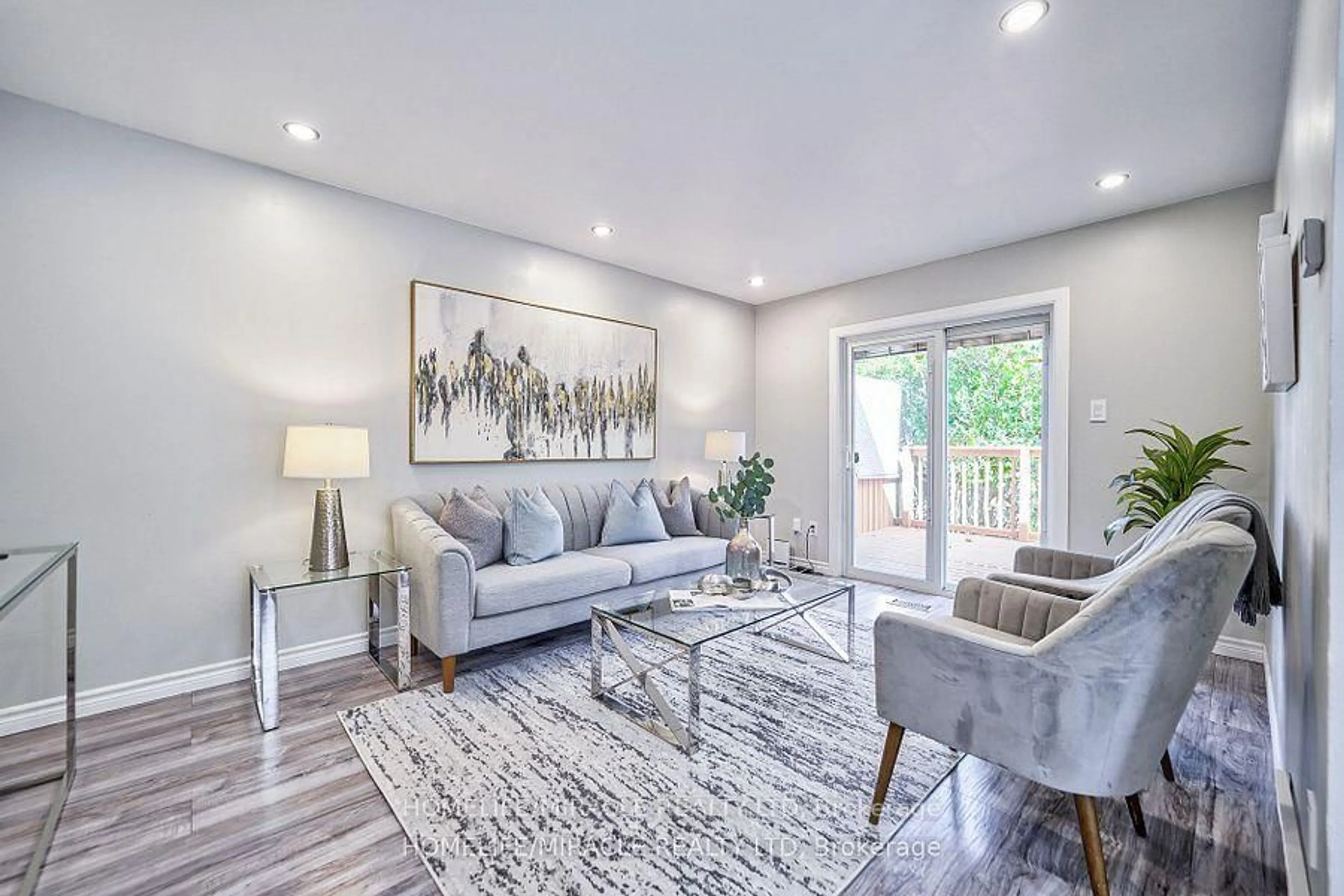 Living room with furniture, unknown for 131 Poplar Dr, Cambridge Ontario N3C 4B2