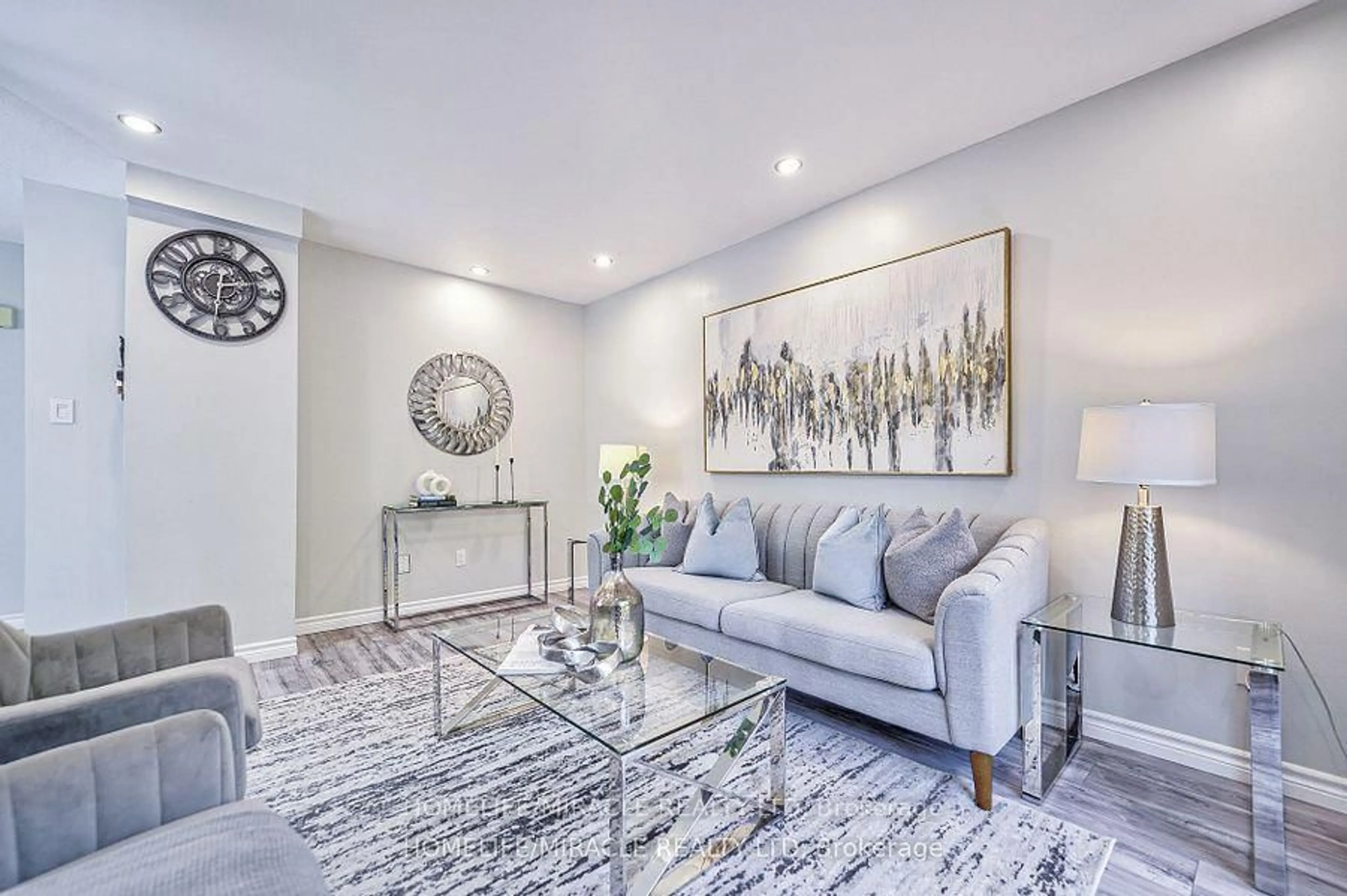 Living room with furniture, unknown for 131 Poplar Dr, Cambridge Ontario N3C 4B2