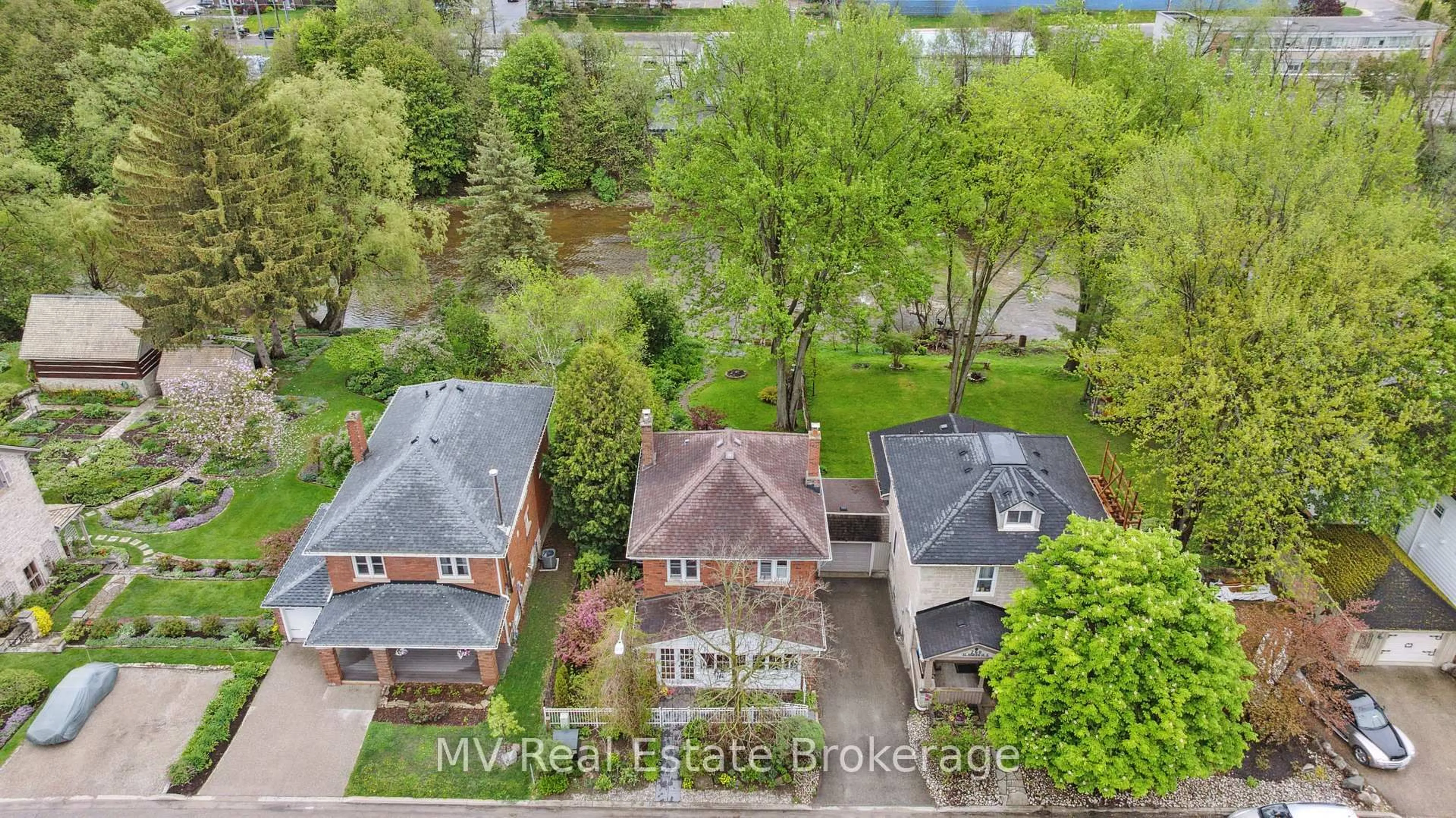 A pic from outside/outdoor area/front of a property/back of a property/a pic from drone, street for 270 St Andrew St, Centre Wellington Ontario N1M 1R1
