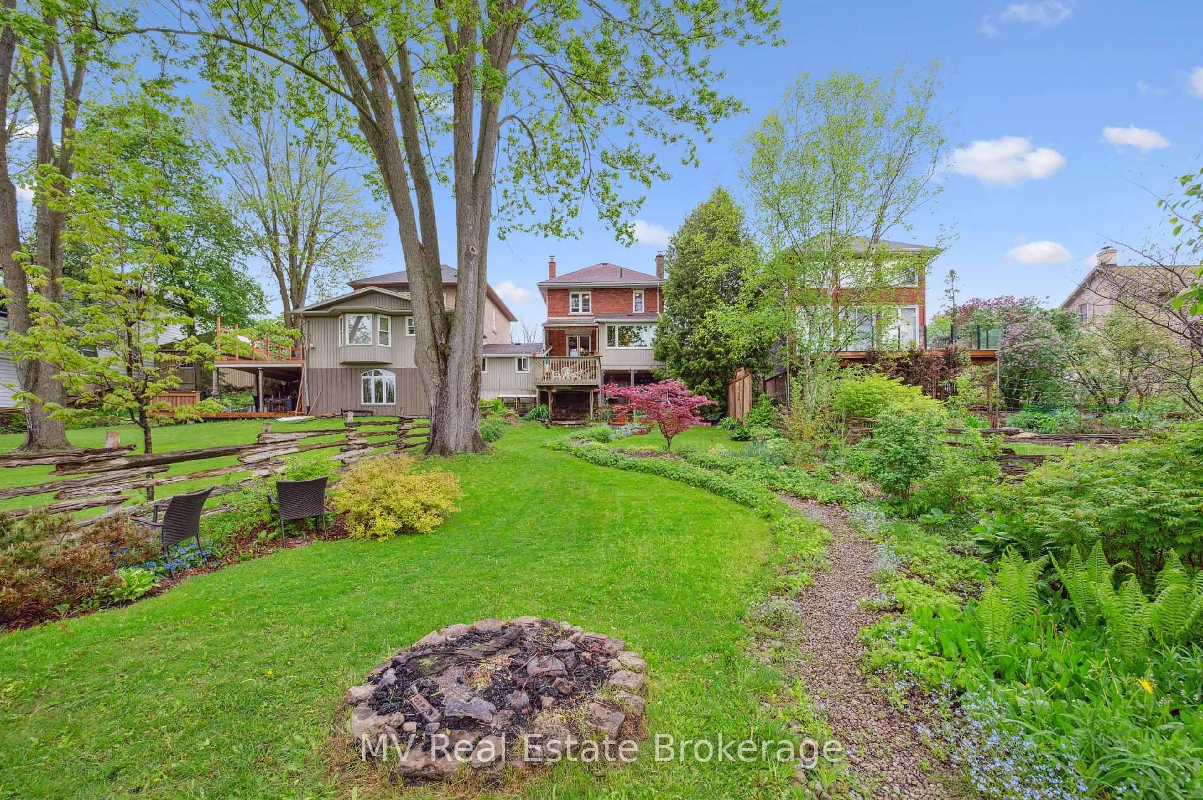 A pic from outside/outdoor area/front of a property/back of a property/a pic from drone, street for 270 St Andrew St, Centre Wellington Ontario N1M 1R1