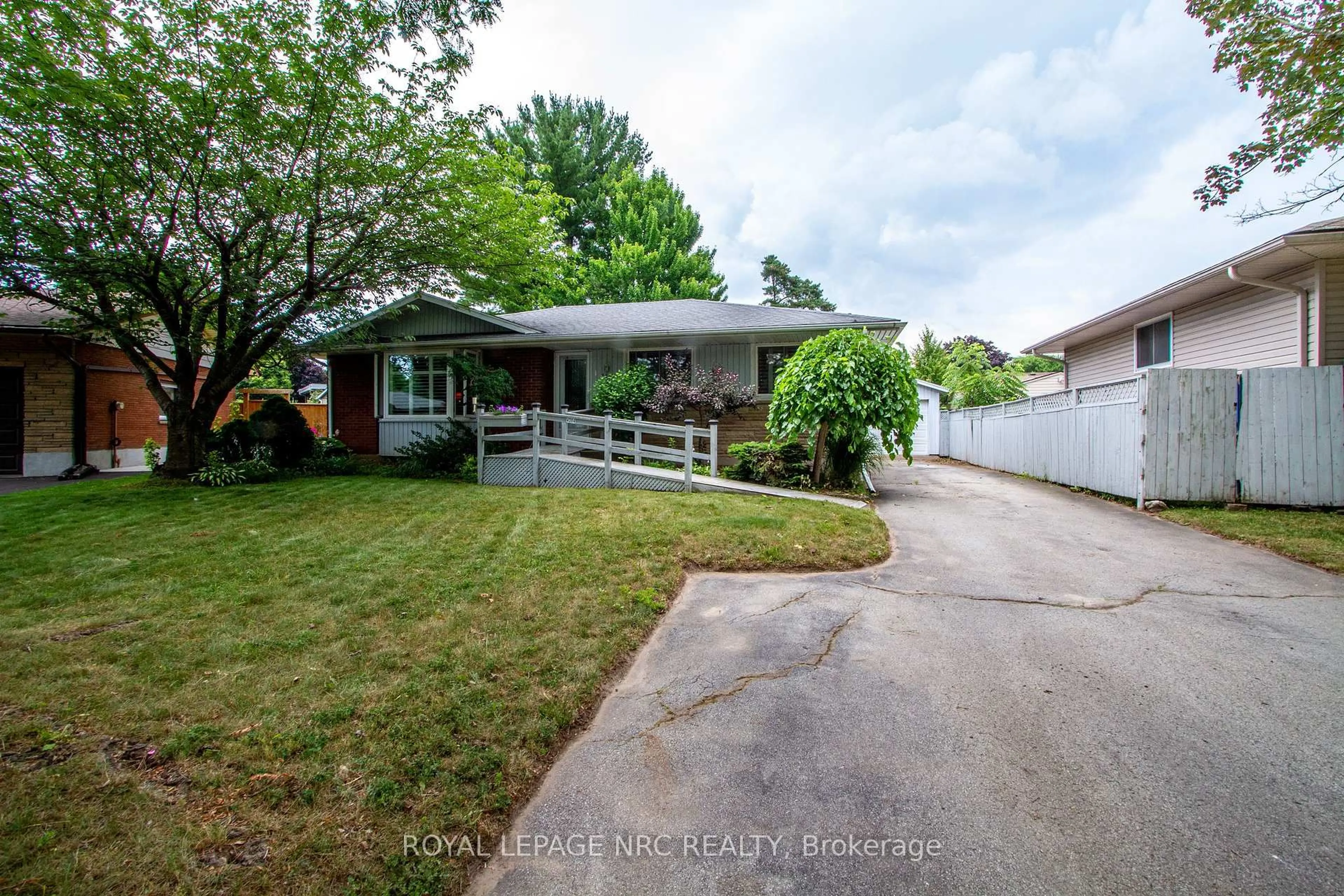 A pic from outside/outdoor area/front of a property/back of a property/a pic from drone, street for 4204 Linwood Cres, Niagara Falls Ontario L2E 6J8