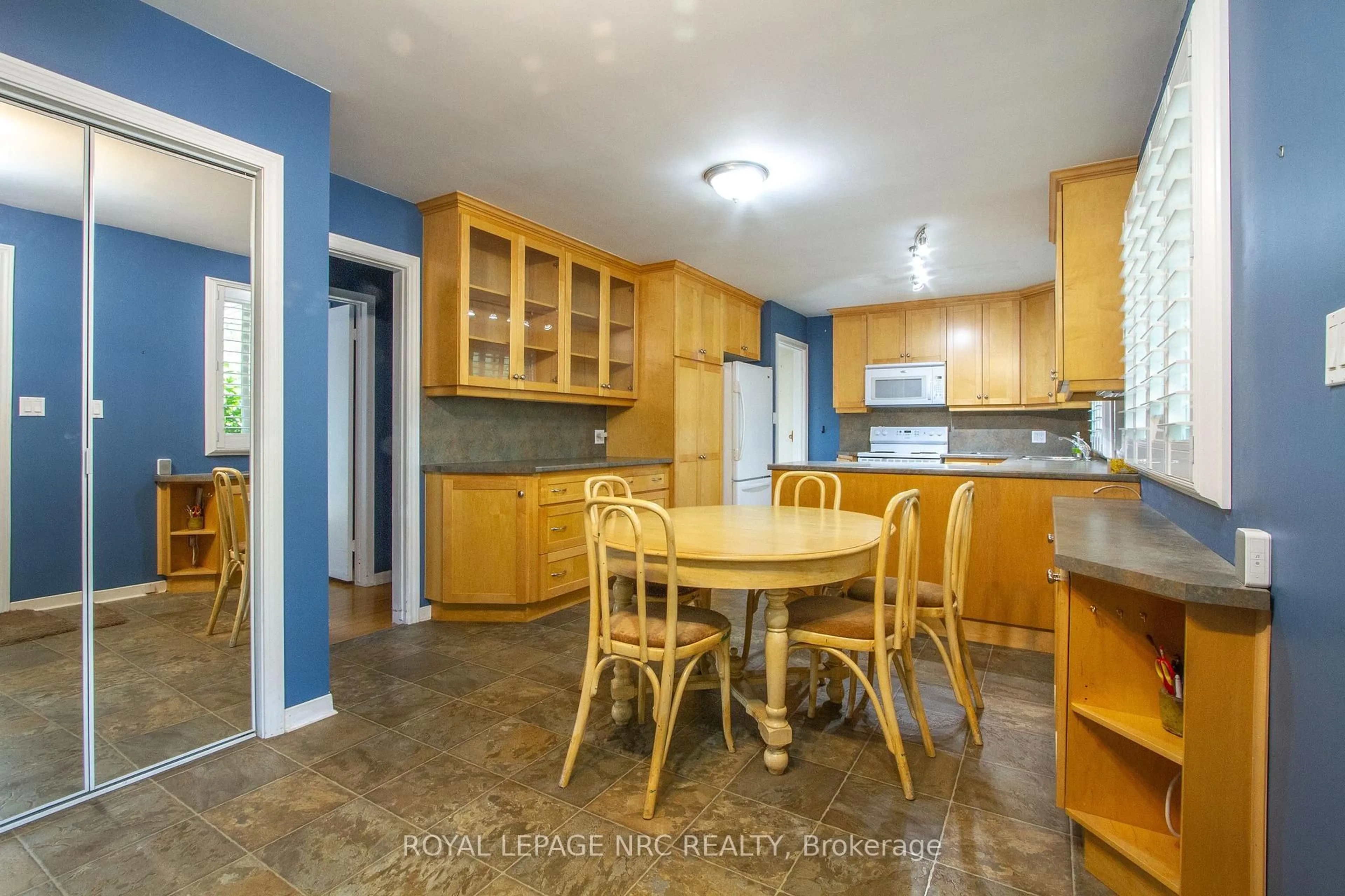 Standard kitchen, unknown for 4204 Linwood Cres, Niagara Falls Ontario L2E 6J8