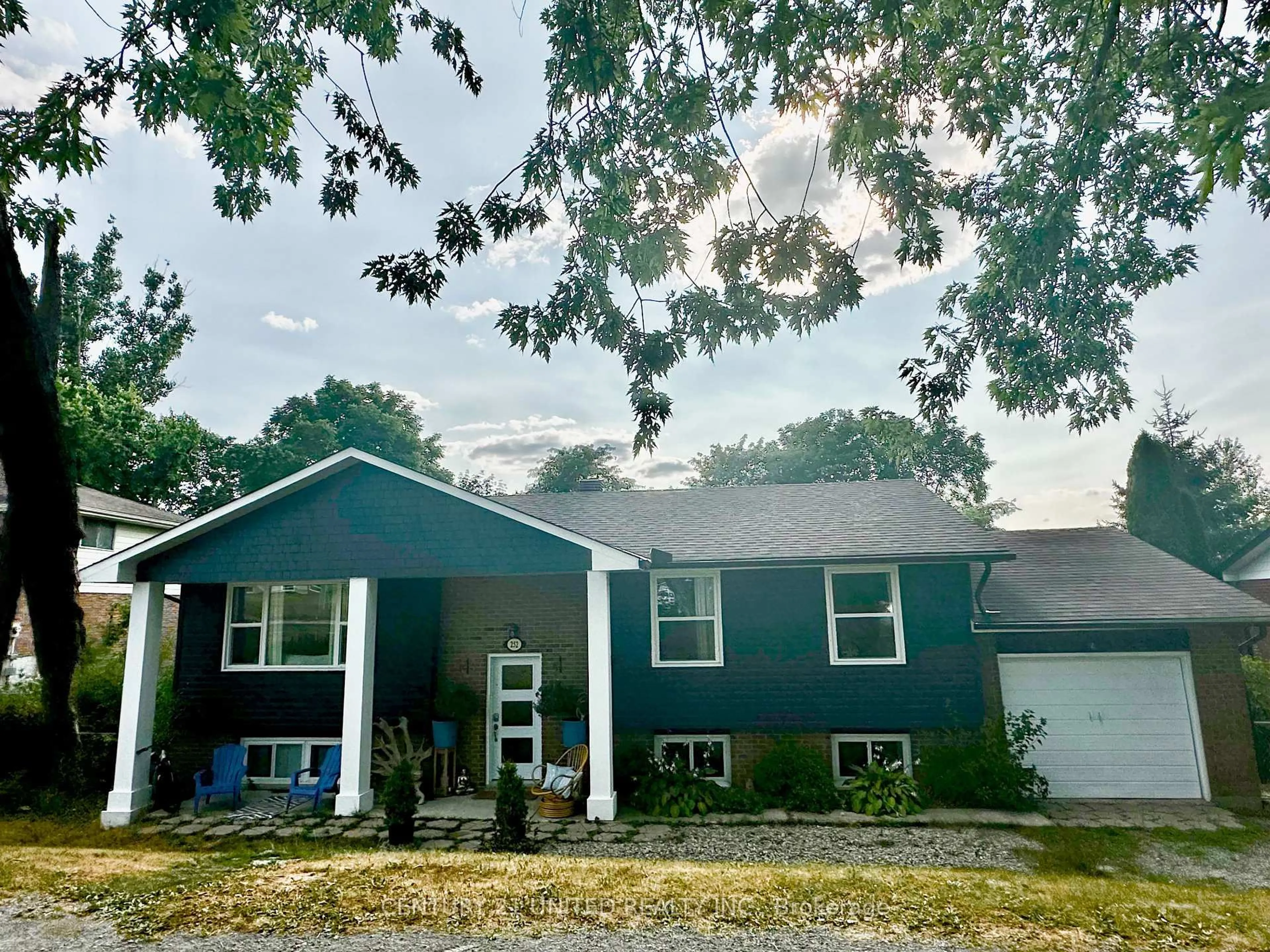Home with vinyl exterior material, unknown for 252 Queen St, Selwyn Ontario K0L 2H0