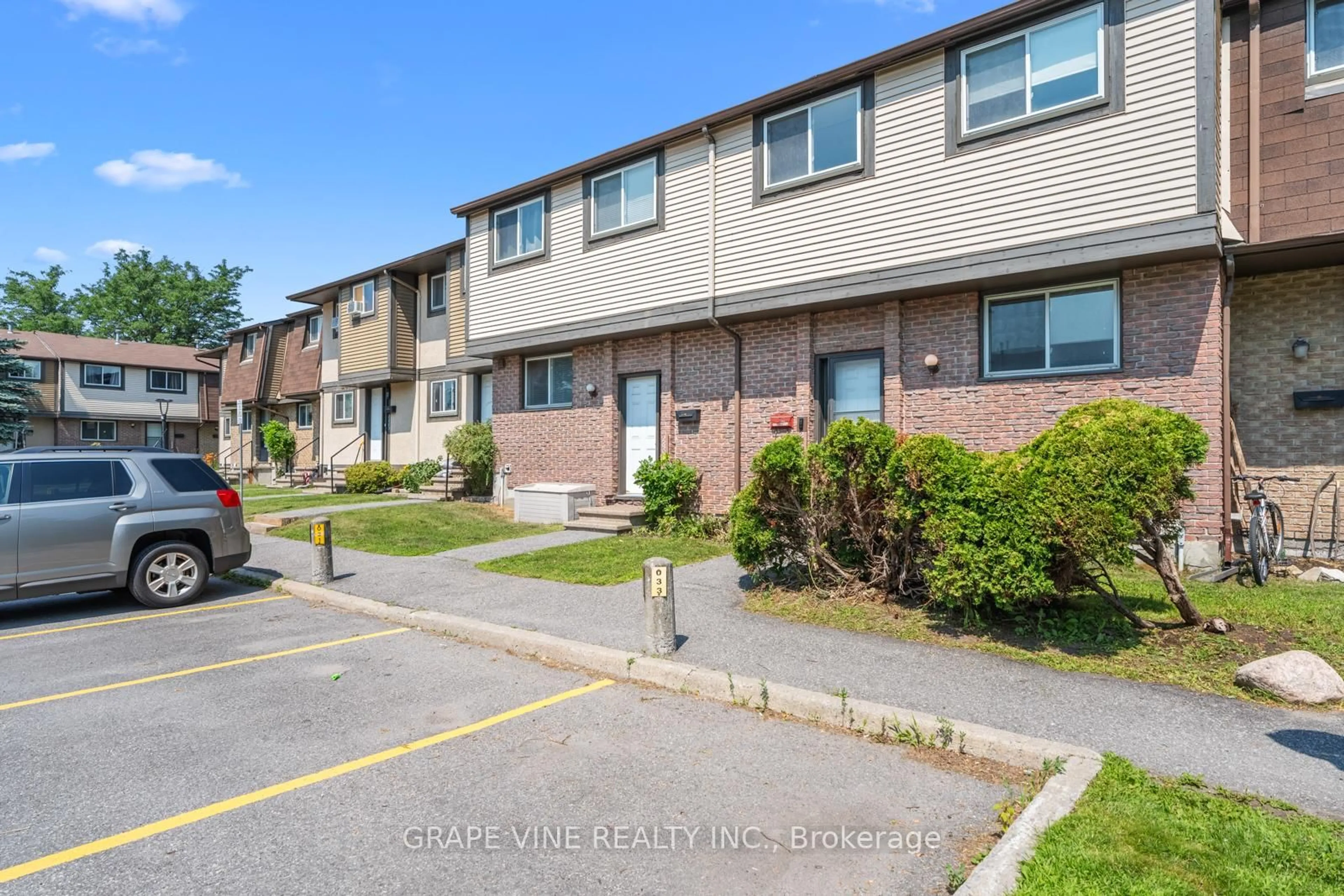 A pic from outside/outdoor area/front of a property/back of a property/a pic from drone, street for 2671 Pimlico Cres #31, Ottawa Ontario K1T 2A6