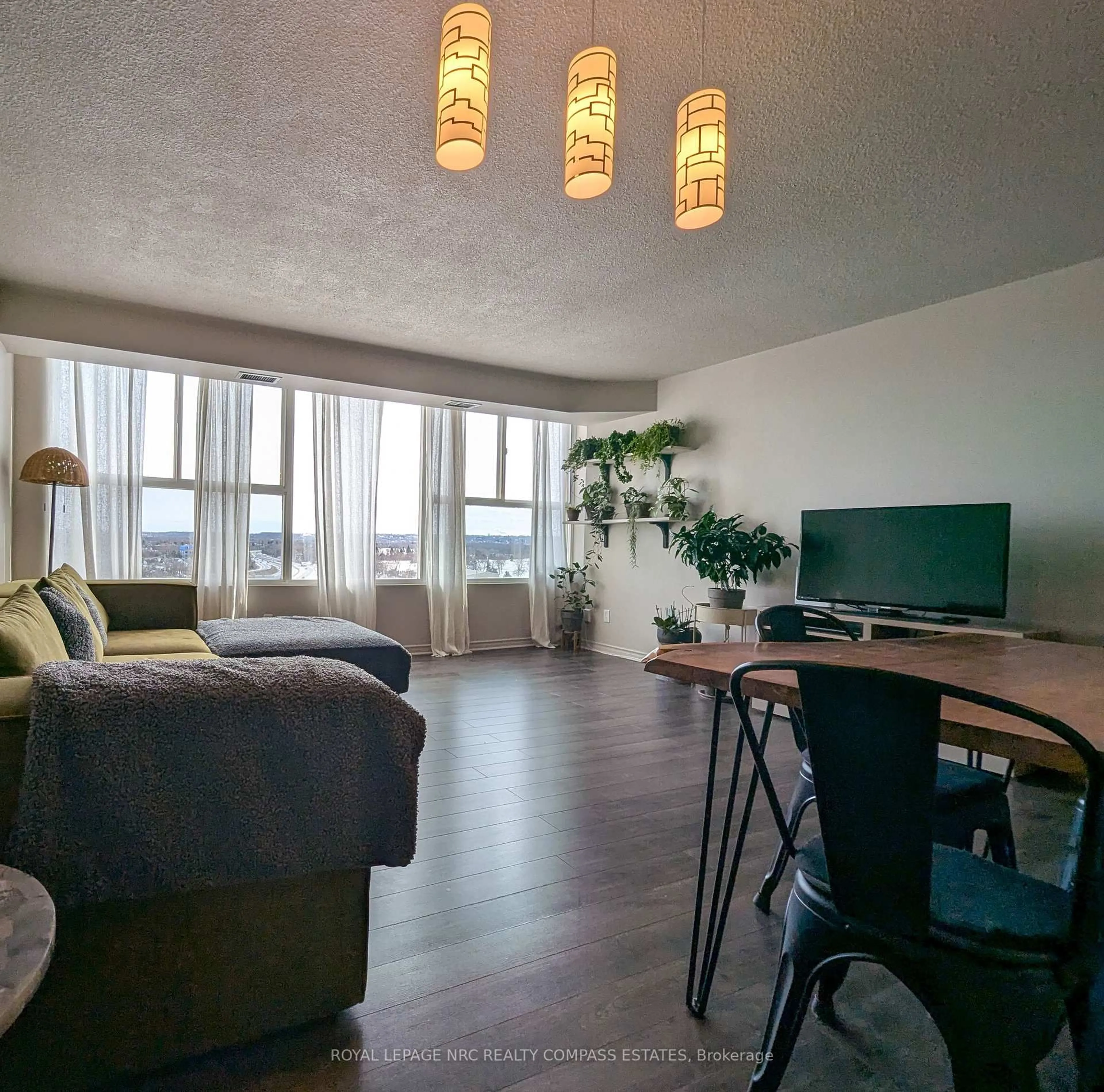 Living room with furniture, wood/laminate floor for 7 Gale Cres #807, St. Catharines Ontario L2R 7M8