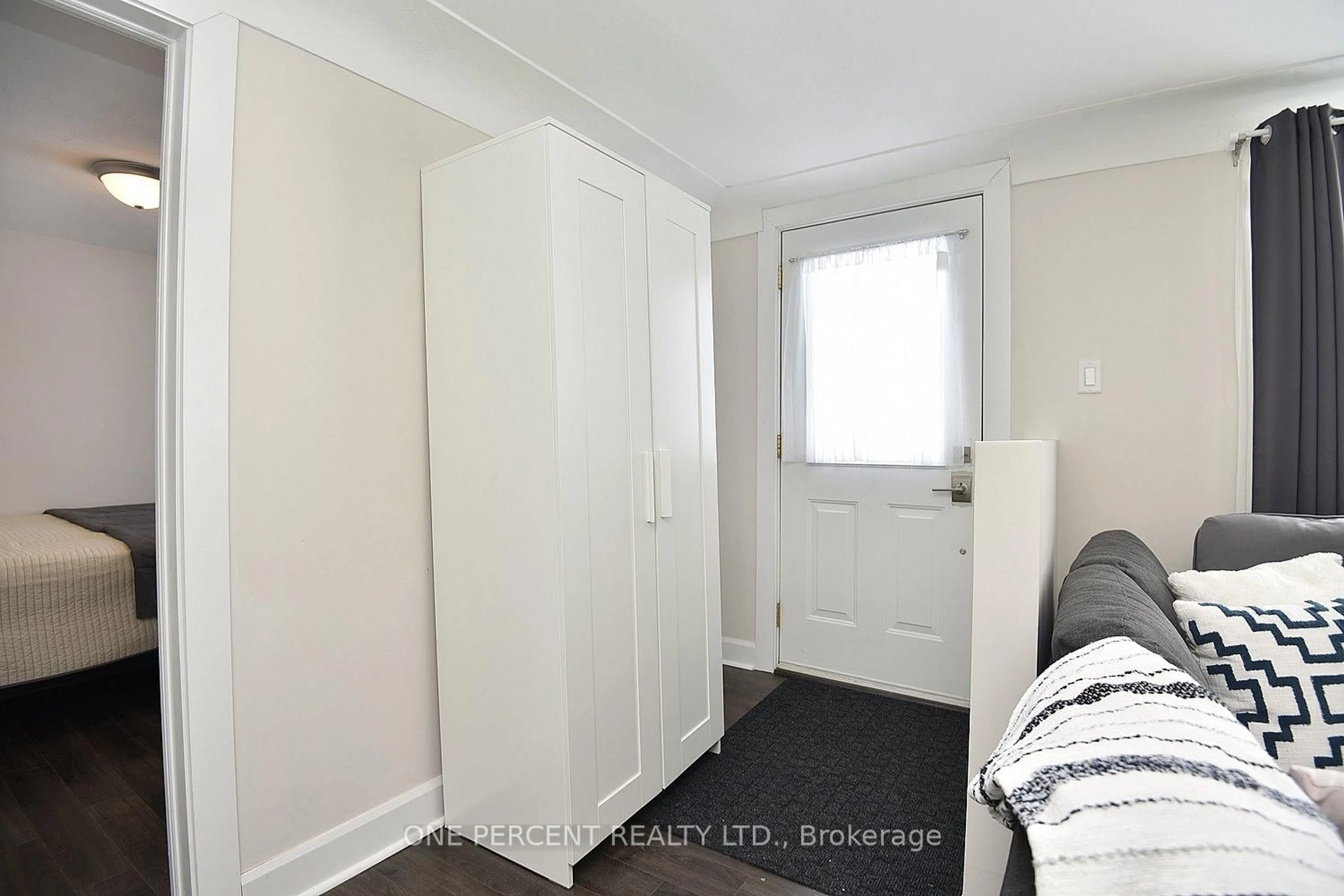 A pic of a room for 3 Maitland Ave, Hamilton Ontario L9A 3J4