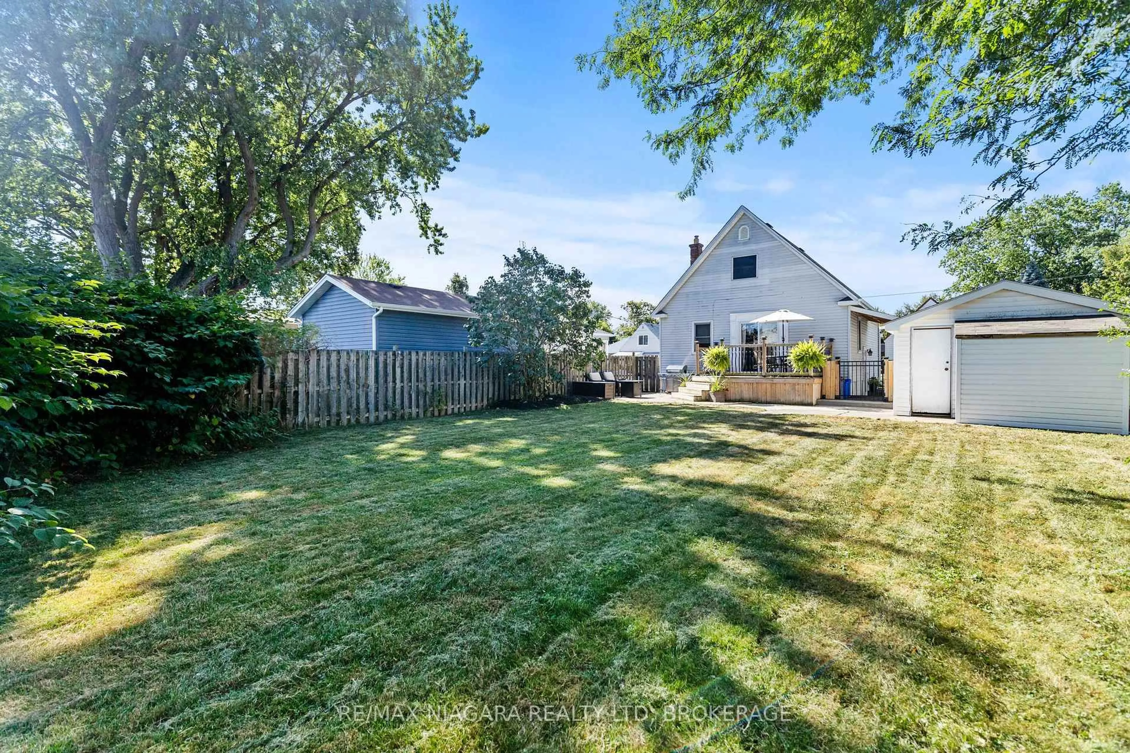A pic from outside/outdoor area/front of a property/back of a property/a pic from drone, street for 6039 Keith St, Niagara Falls Ontario L2J 1K1