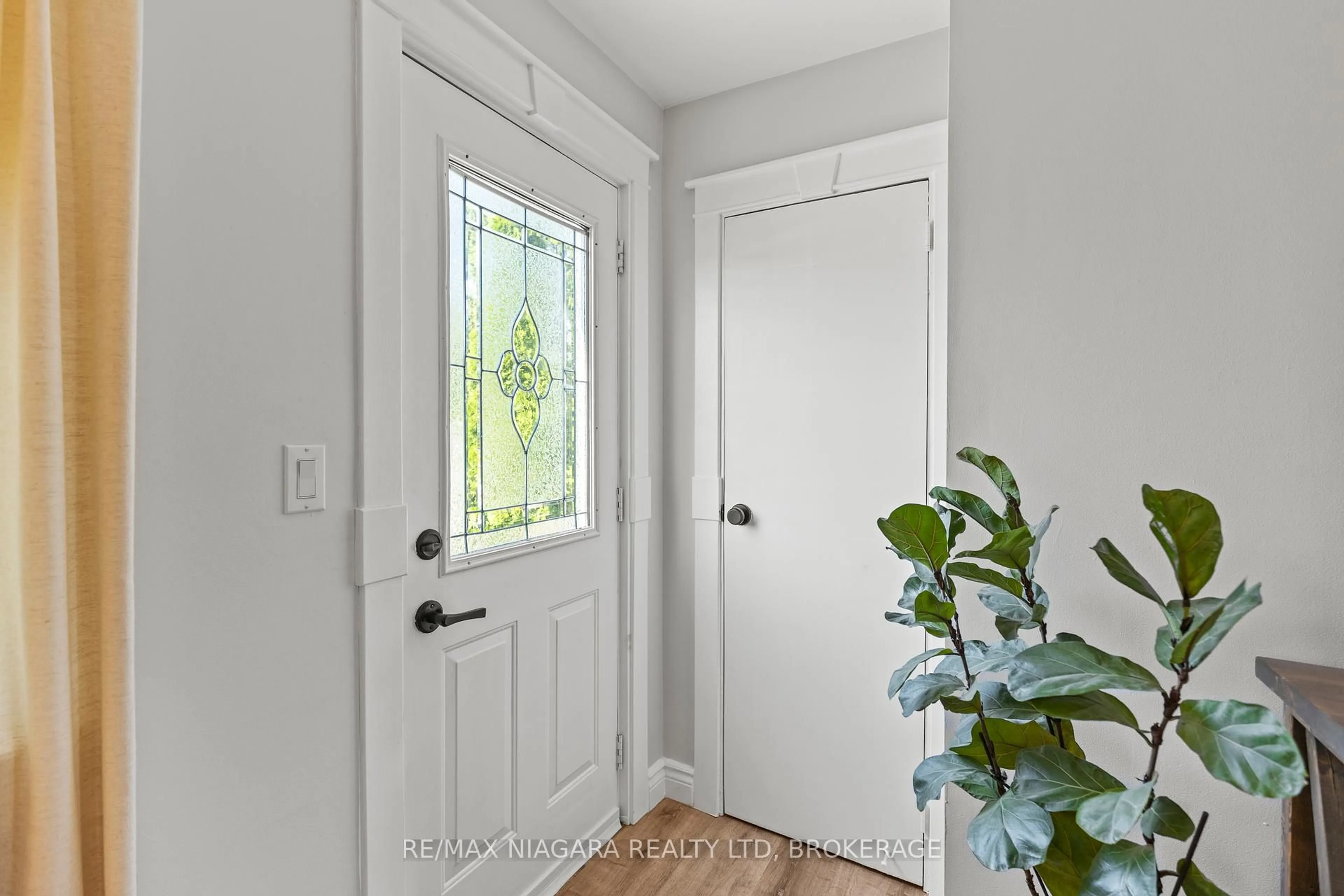 Indoor entryway for 6039 Keith St, Niagara Falls Ontario L2J 1K1