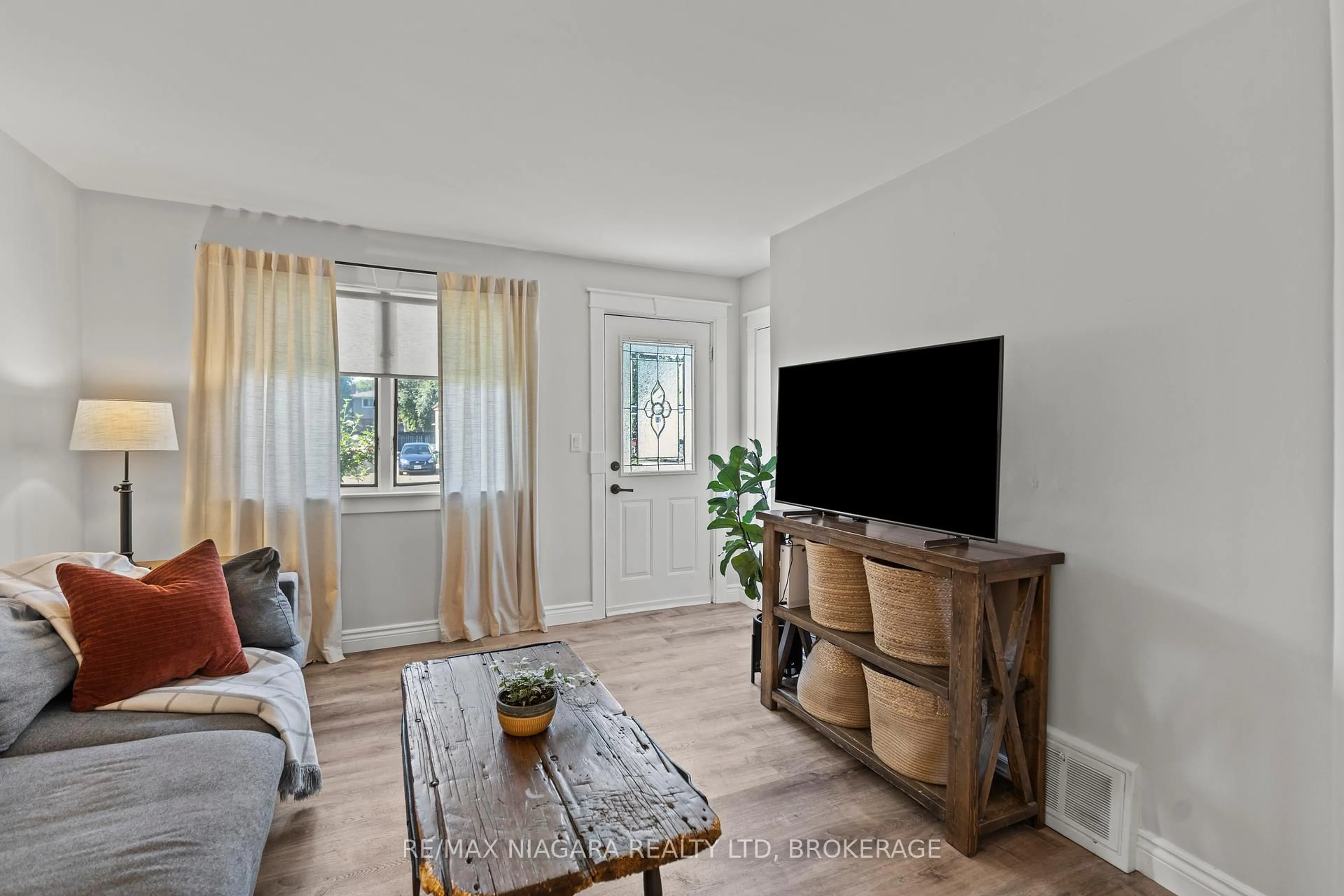 Living room with furniture, unknown for 6039 Keith St, Niagara Falls Ontario L2J 1K1