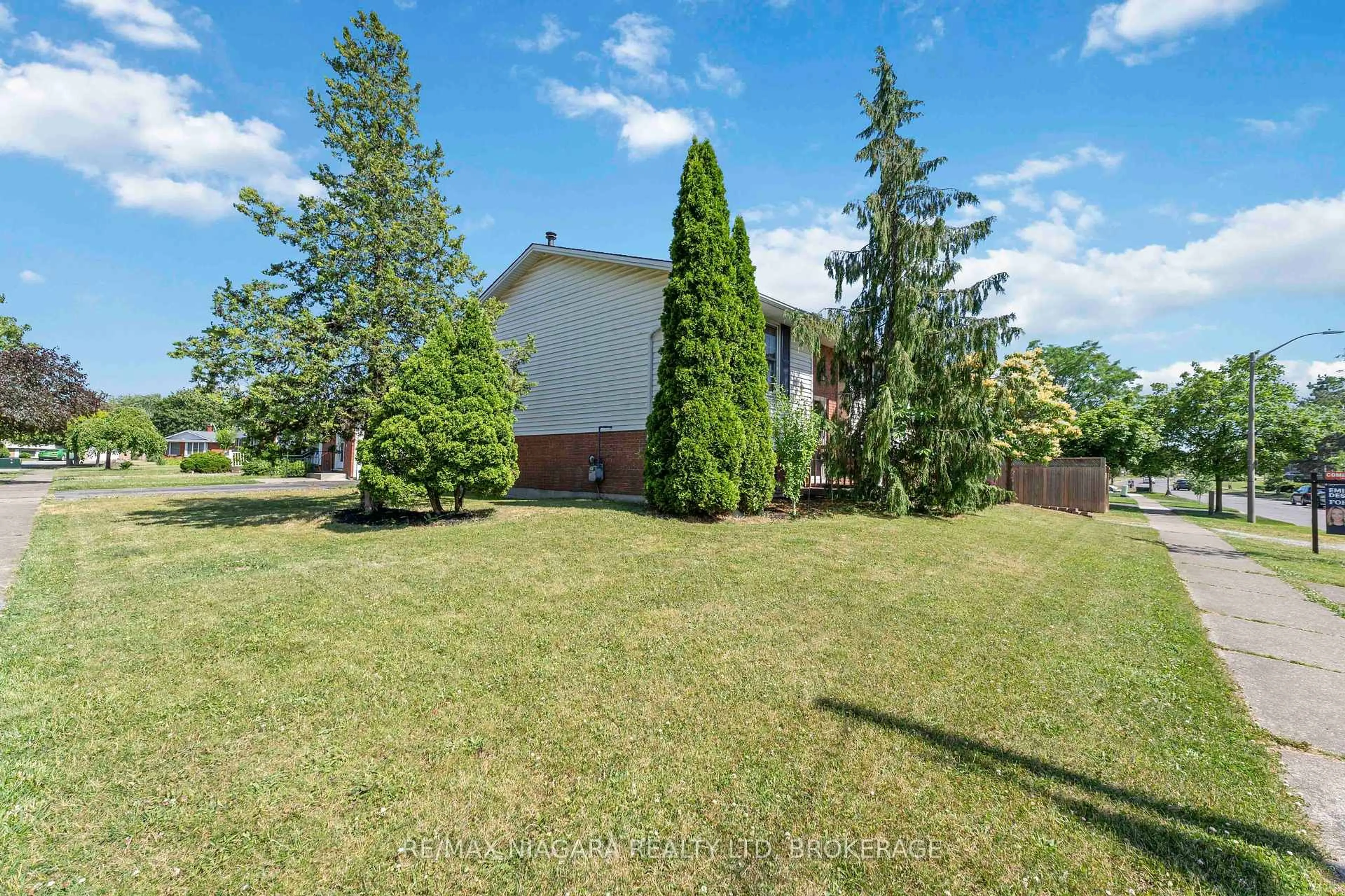 A pic from outside/outdoor area/front of a property/back of a property/a pic from drone, unknown for 91 Woodrow St, St. Catharines Ontario L2P 3S2