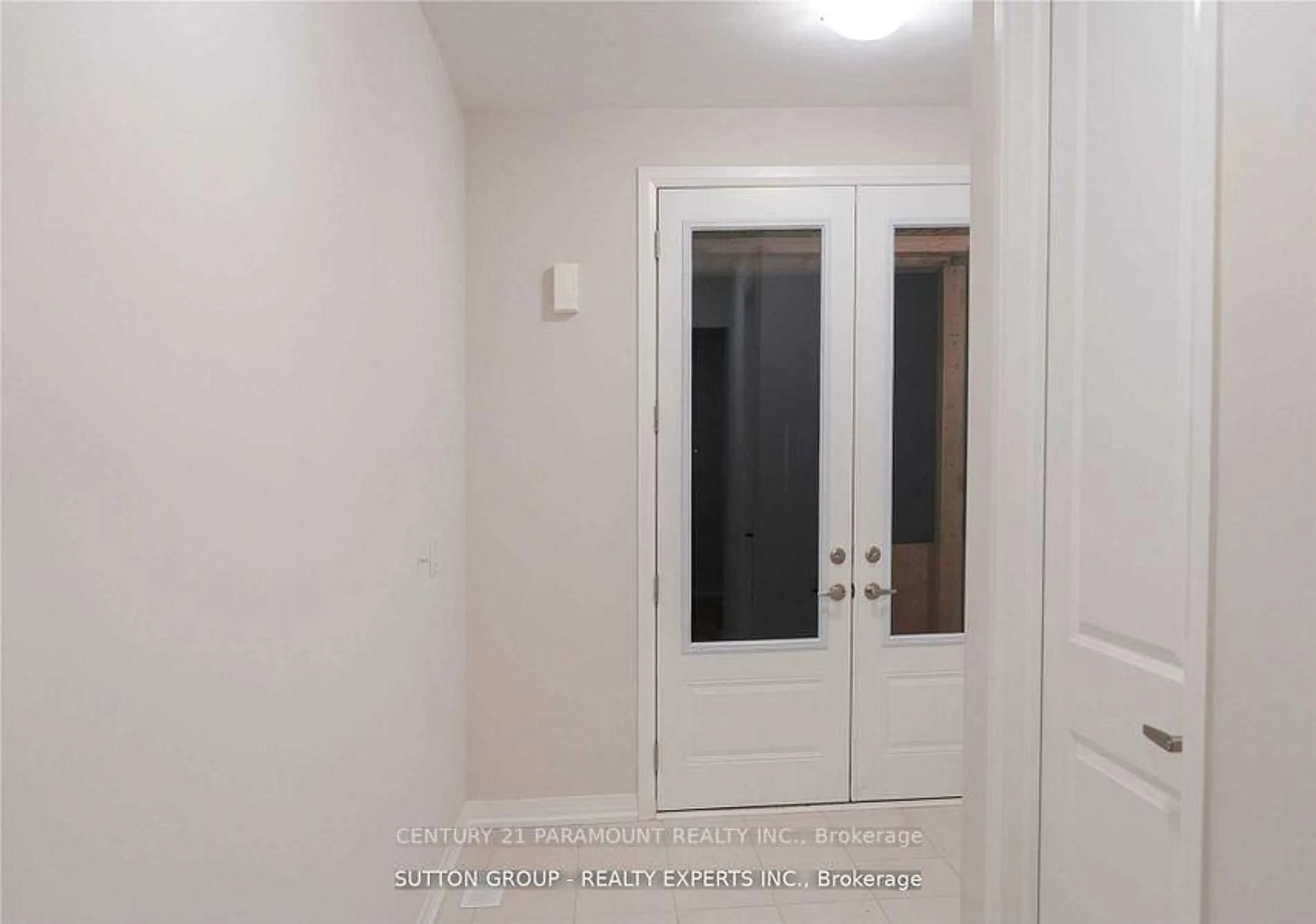 Indoor entryway for 32 Crossmore Cres, Cambridge Ontario N1S 0C7