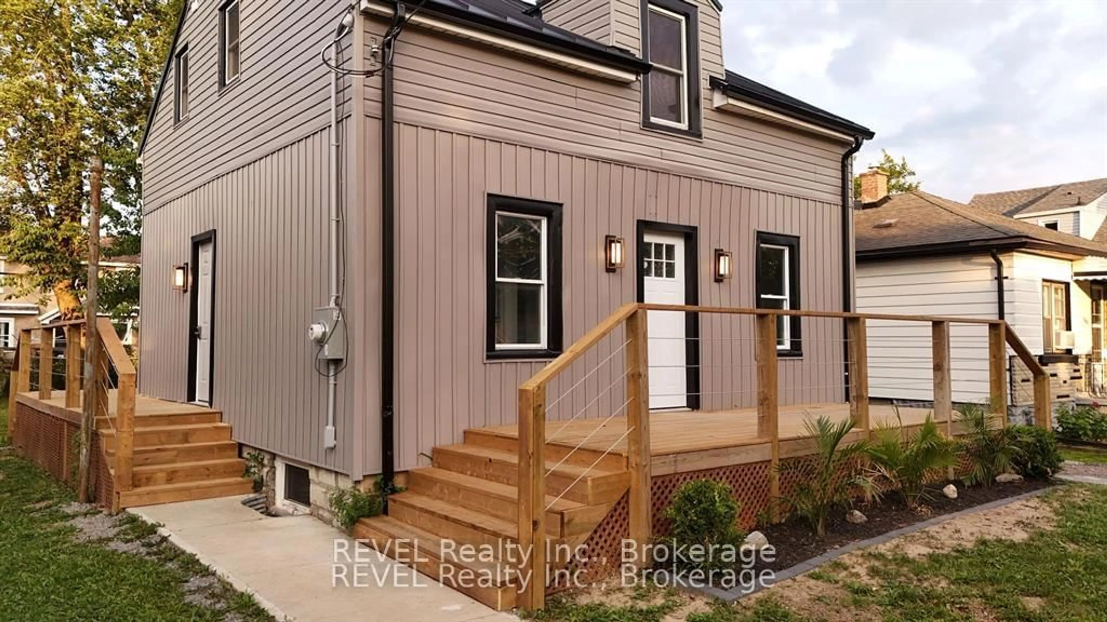 Home with vinyl exterior material, street for 260 Wallace Ave, Welland Ontario L3B 1R6