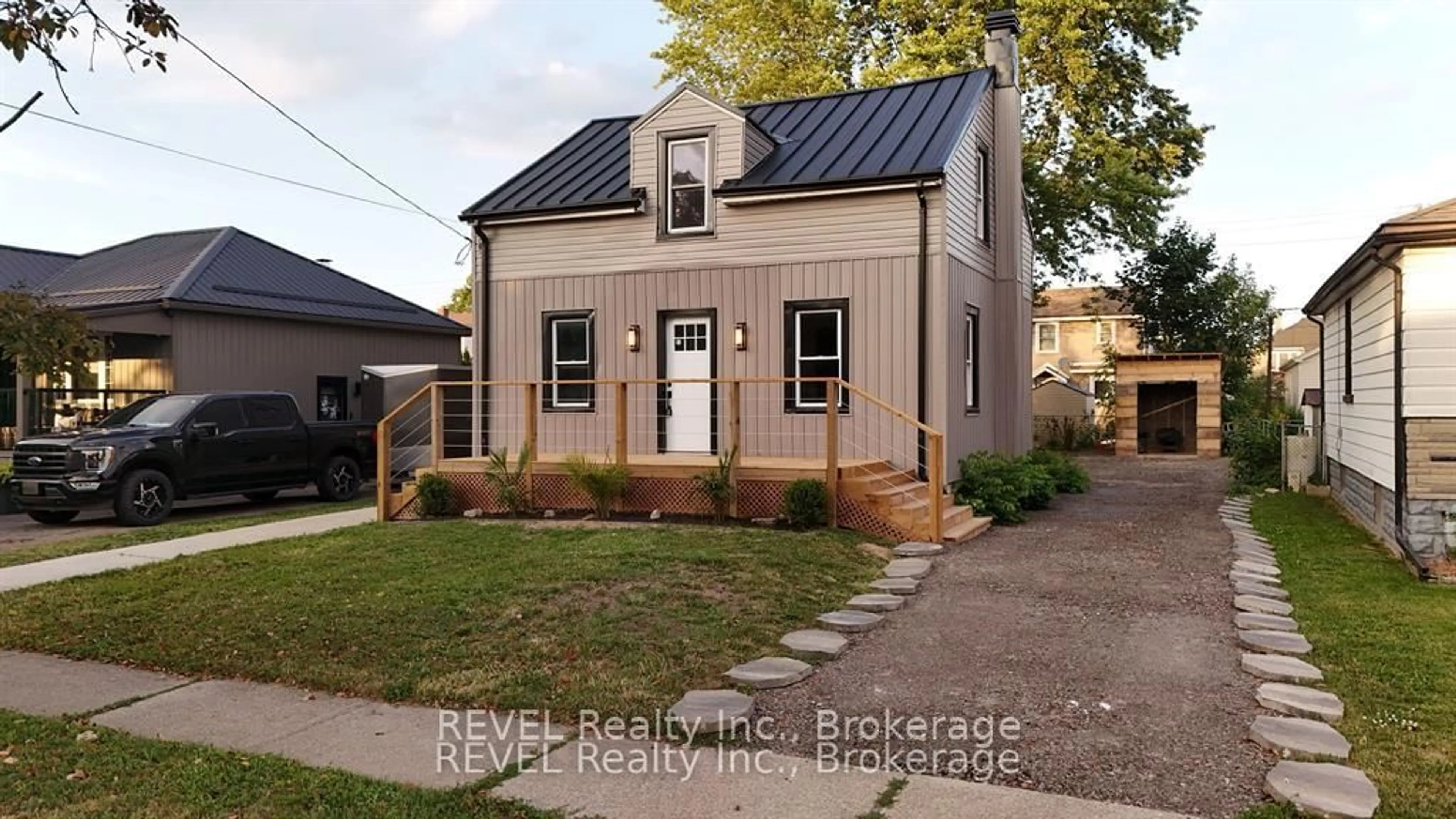 Home with brick exterior material, street for 260 Wallace Ave, Welland Ontario L3B 1R6