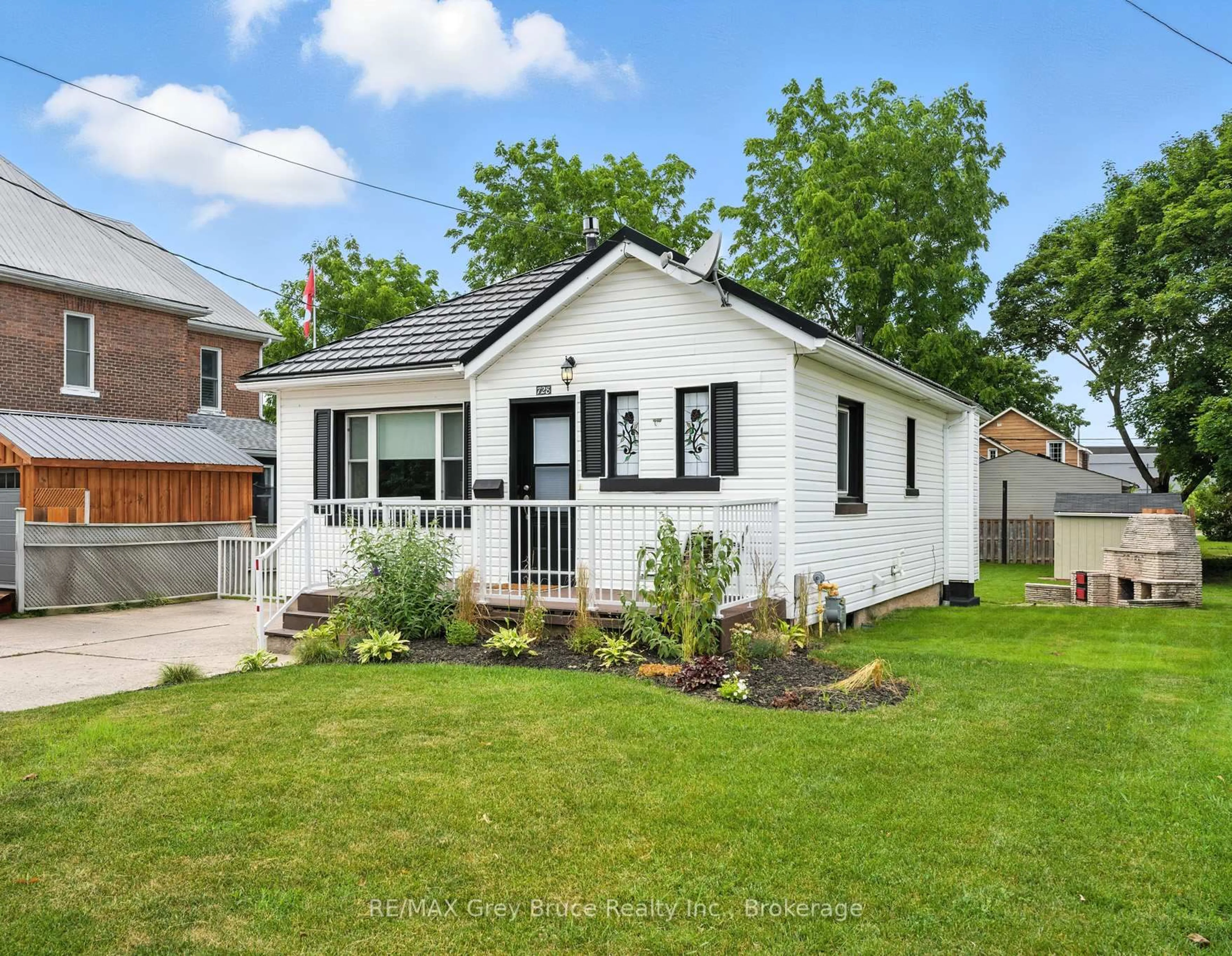 Home with vinyl exterior material, street for 728 9th  A St, Owen Sound Ontario N4K 1R1