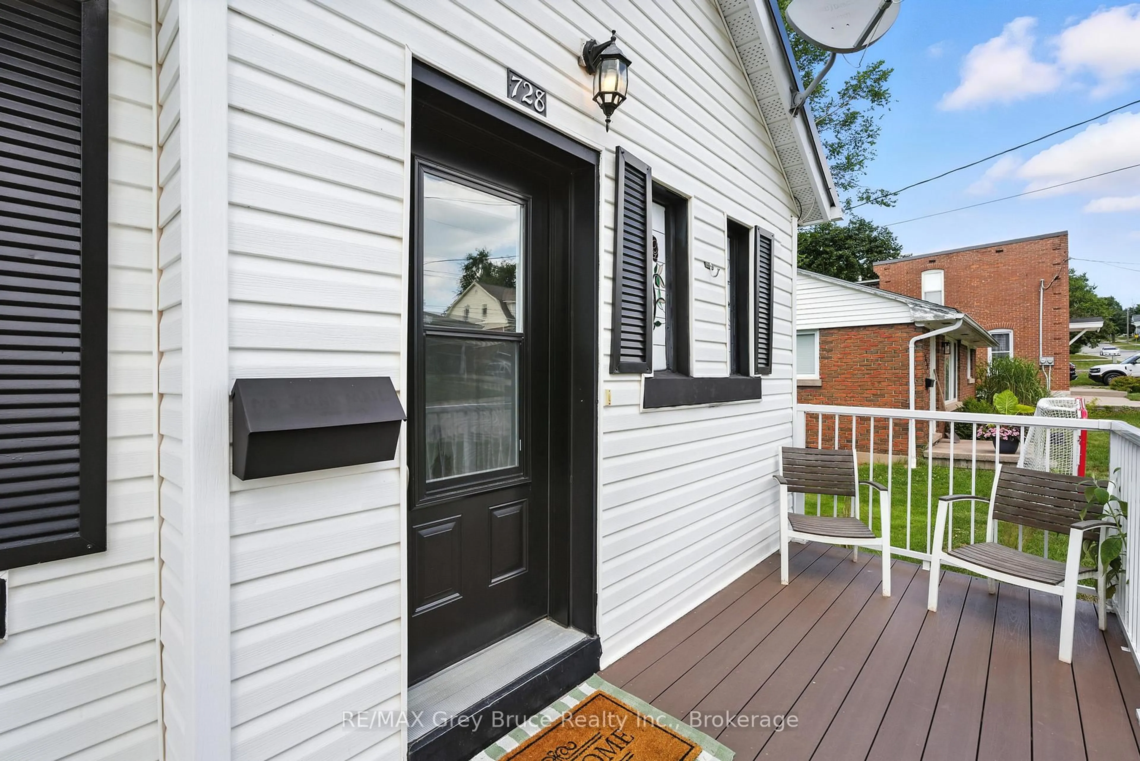 Home with vinyl exterior material, street for 728 9th  A St, Owen Sound Ontario N4K 1R1
