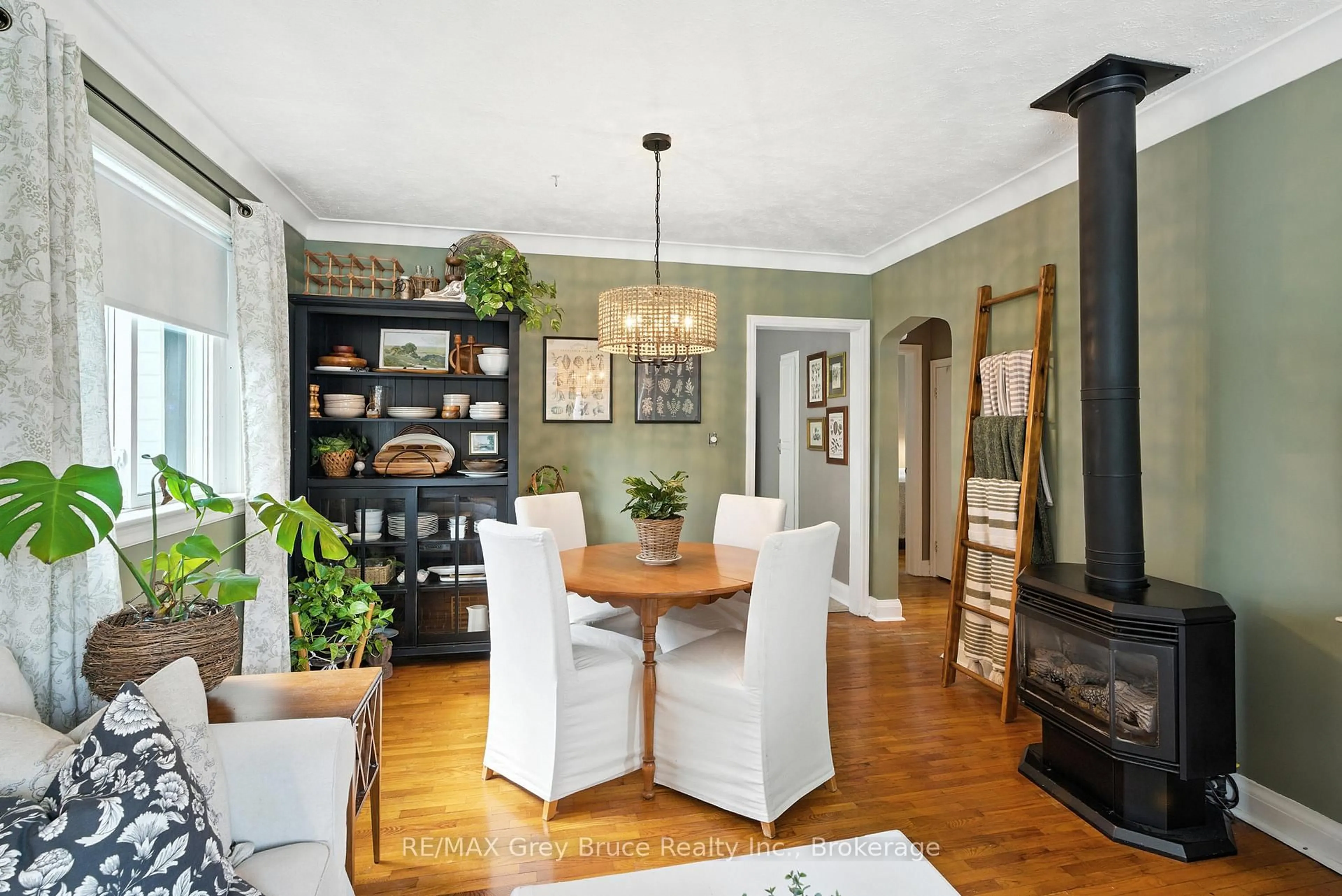 Dining room, wood/laminate floor for 728 9th  A St, Owen Sound Ontario N4K 1R1