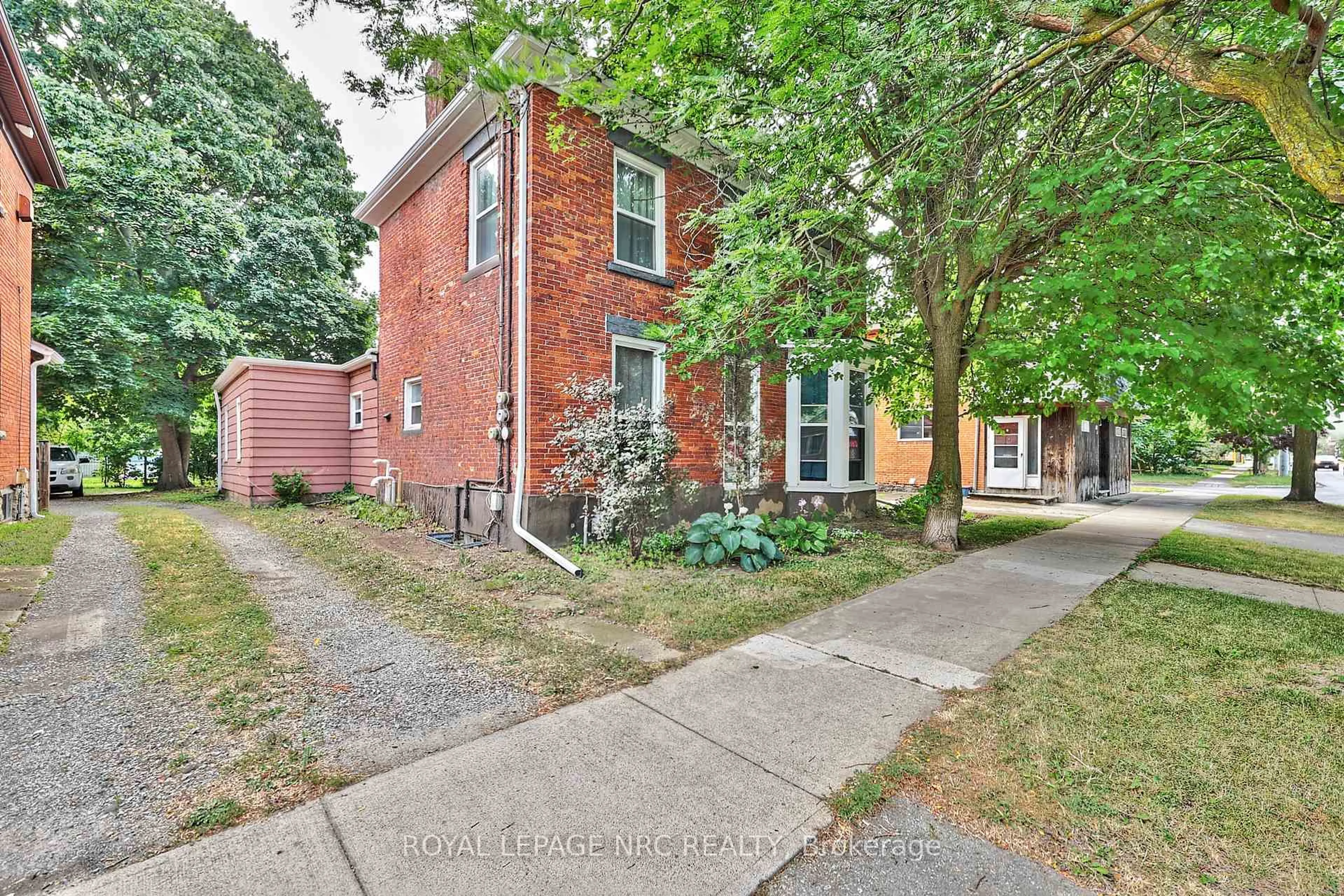 Home with brick exterior material, street for 158 Lake St, St. Catharines Ontario L2R 5Y7