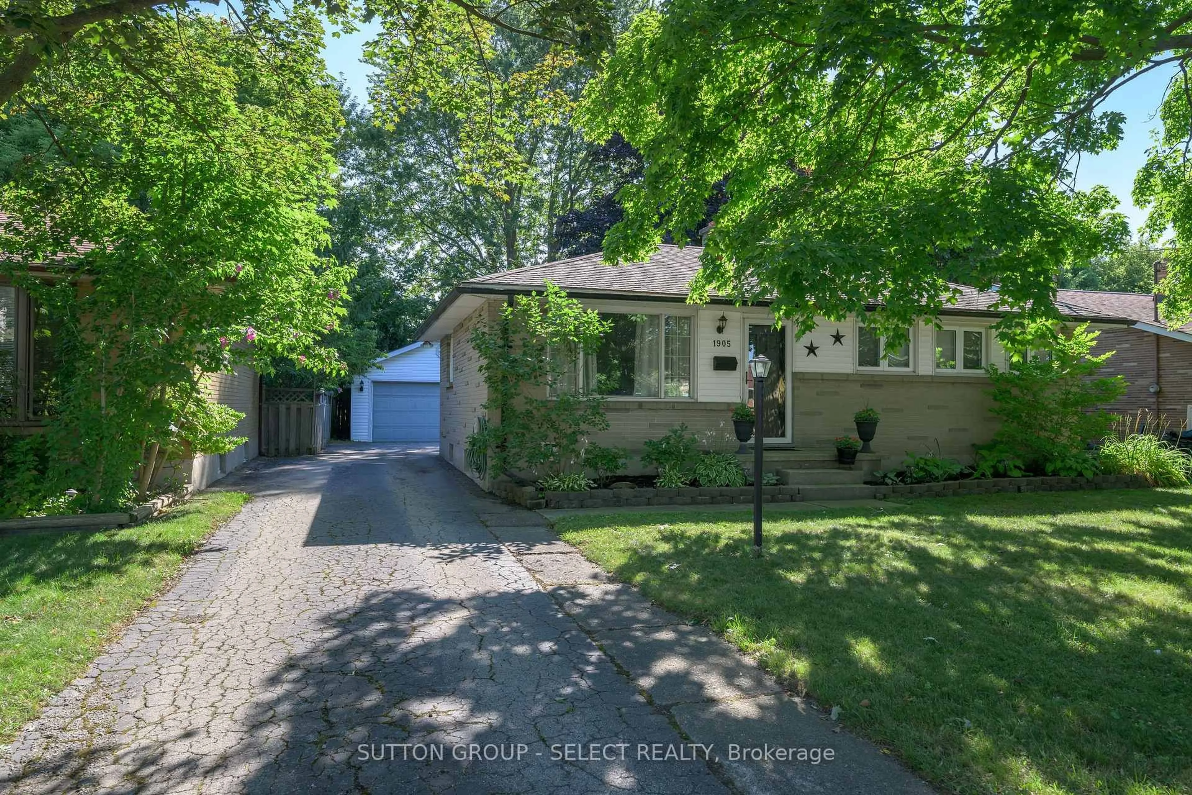 A pic from outside/outdoor area/front of a property/back of a property/a pic from drone, street for 1905 Crystal Cres, London East Ontario N5V 1H5