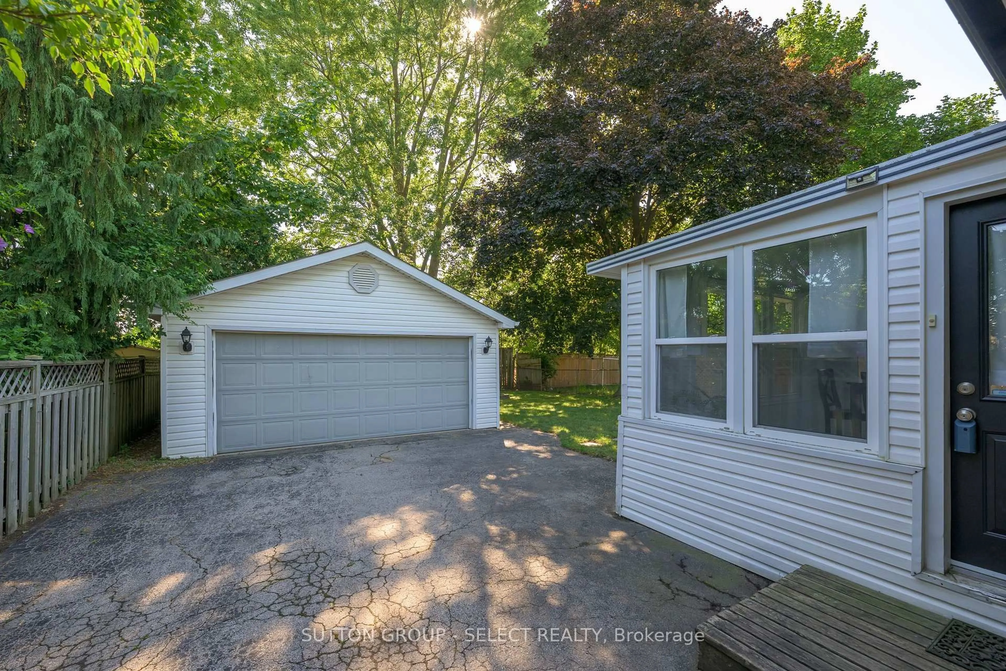 A pic from outside/outdoor area/front of a property/back of a property/a pic from drone, street for 1905 Crystal Cres, London East Ontario N5V 1H5