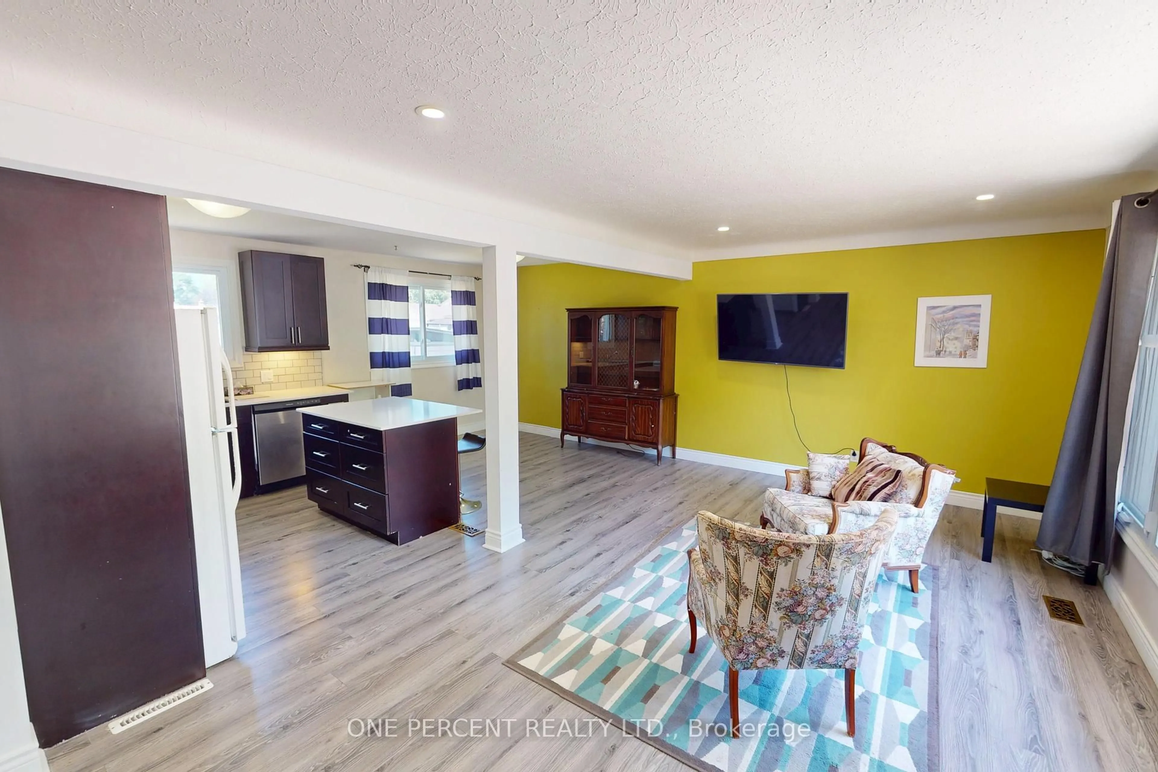 Open concept kitchen, ceramic/tile floor for 43 Loyalist Dr, Welland Ontario L3C 2X9